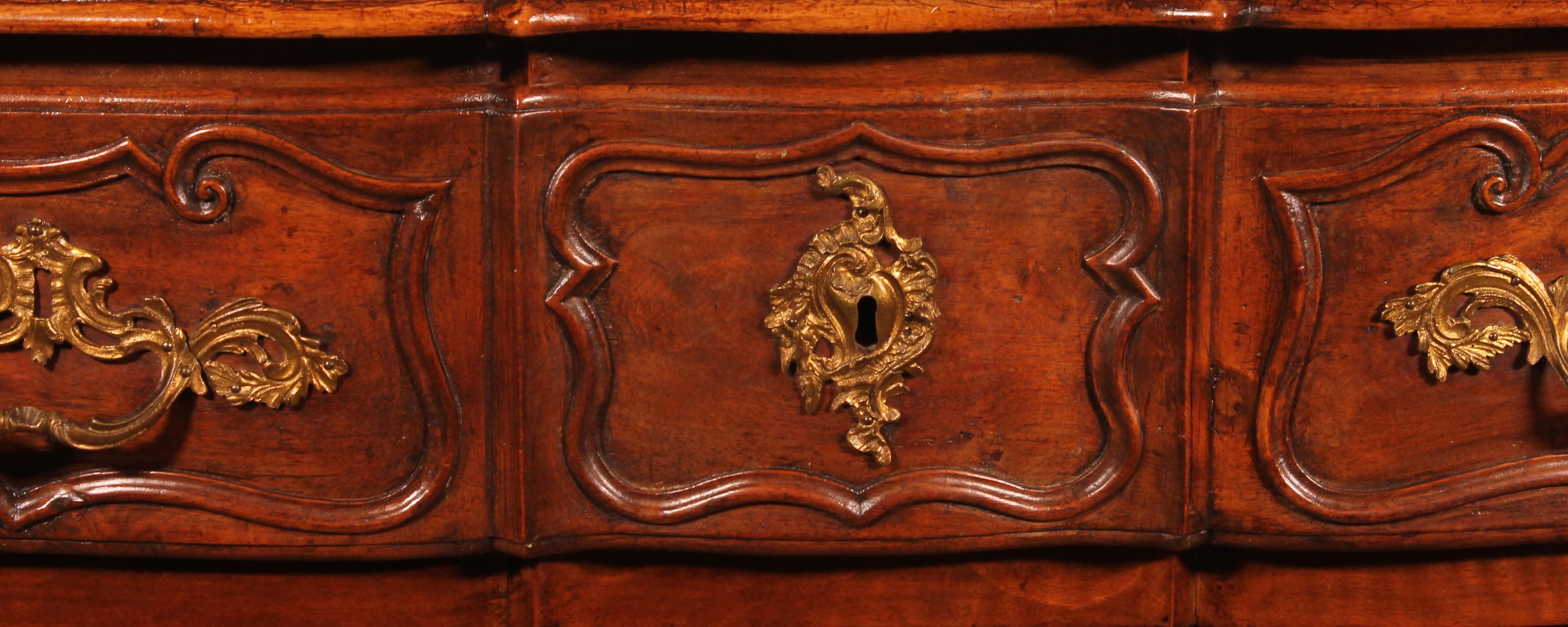 French Crossbow Commode / Chest of Drawers in Walnut 18 ° Century Louis XV For Sale