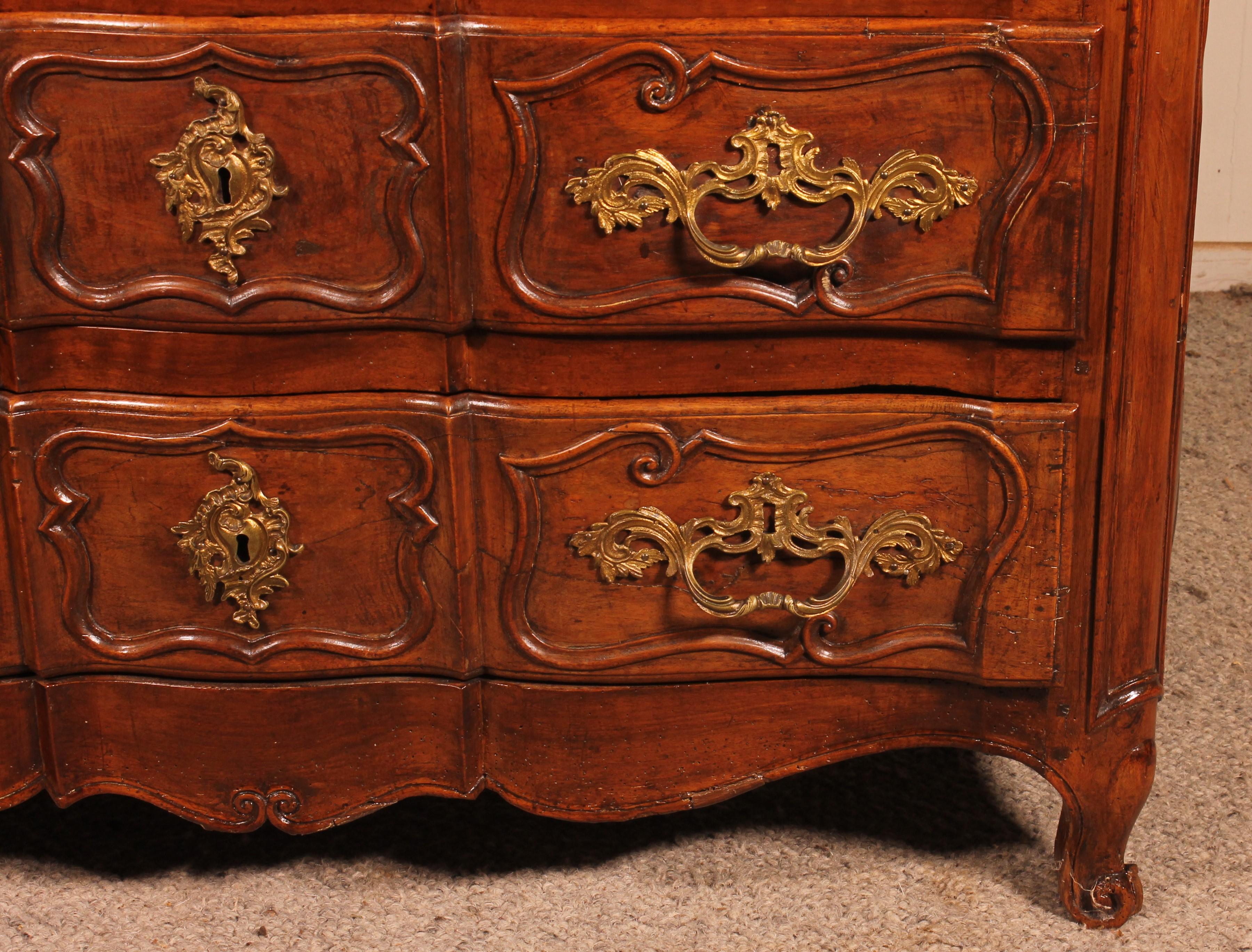 Crossbow Commode / Chest of Drawers in Walnut 18 ° Century Louis XV In Good Condition For Sale In Brussels, Brussels