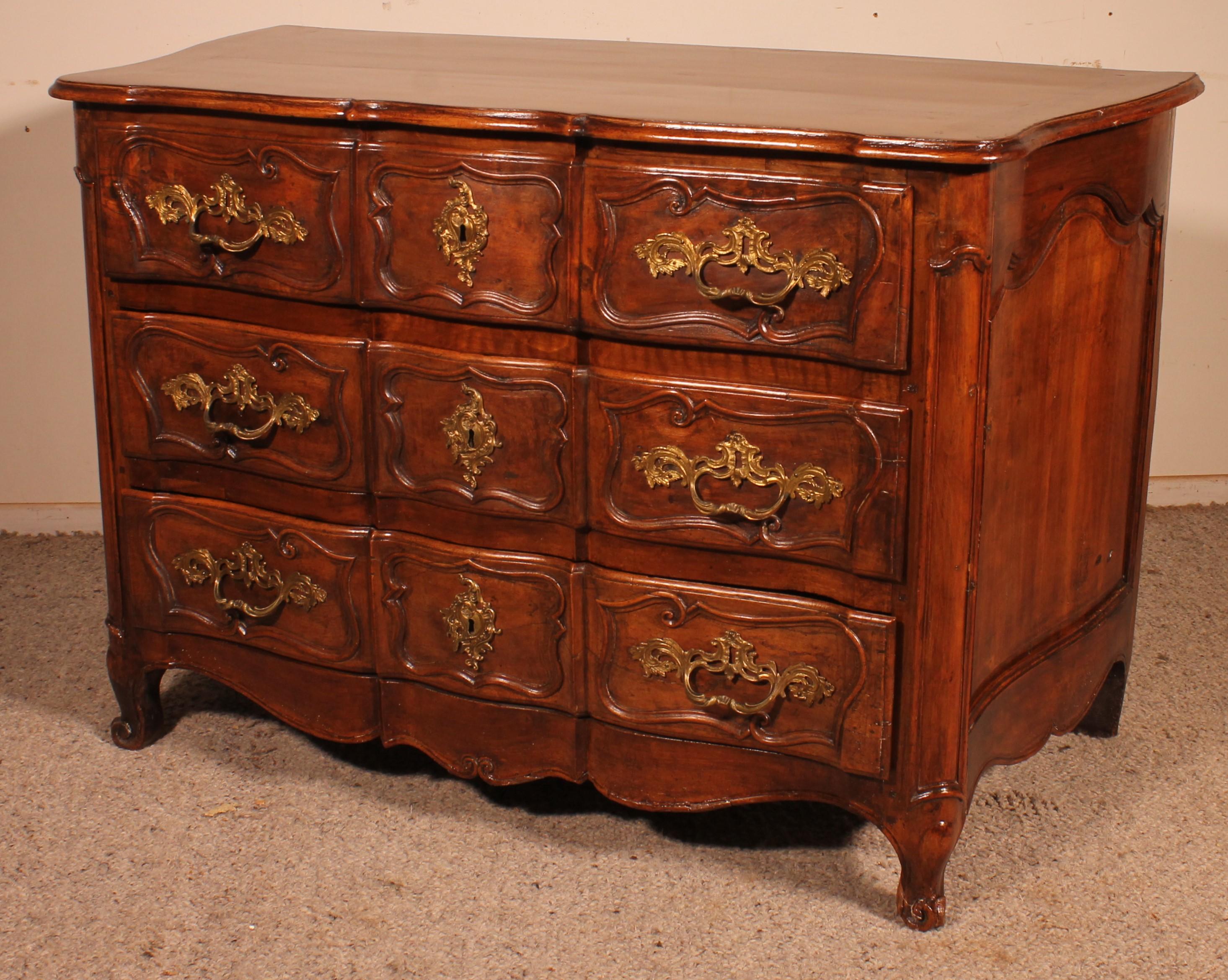 18th Century and Earlier Crossbow Commode / Chest of Drawers in Walnut 18 ° Century Louis XV For Sale