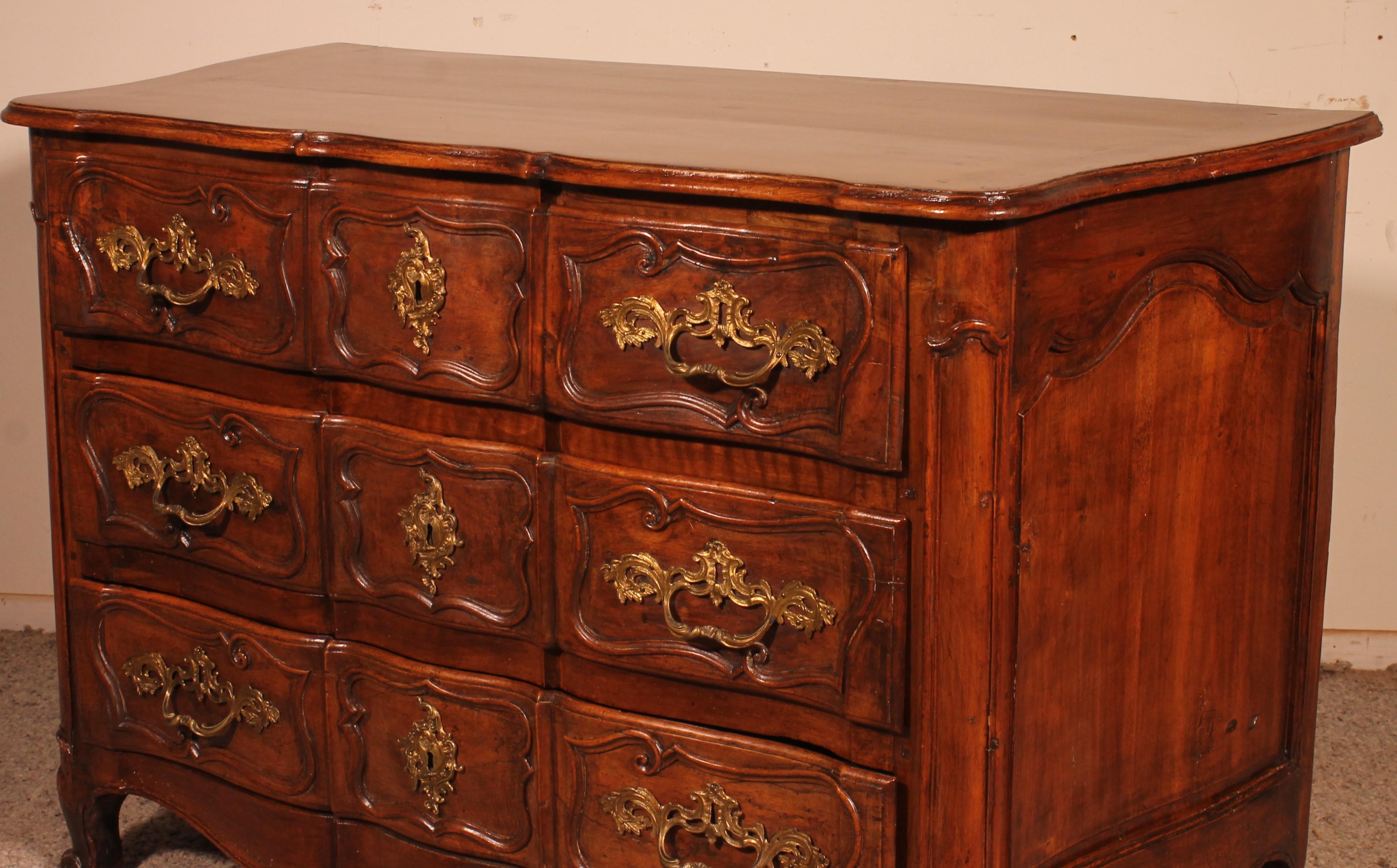 Crossbow Commode / Chest of Drawers in Walnut 18 ° Century Louis XV For Sale 1
