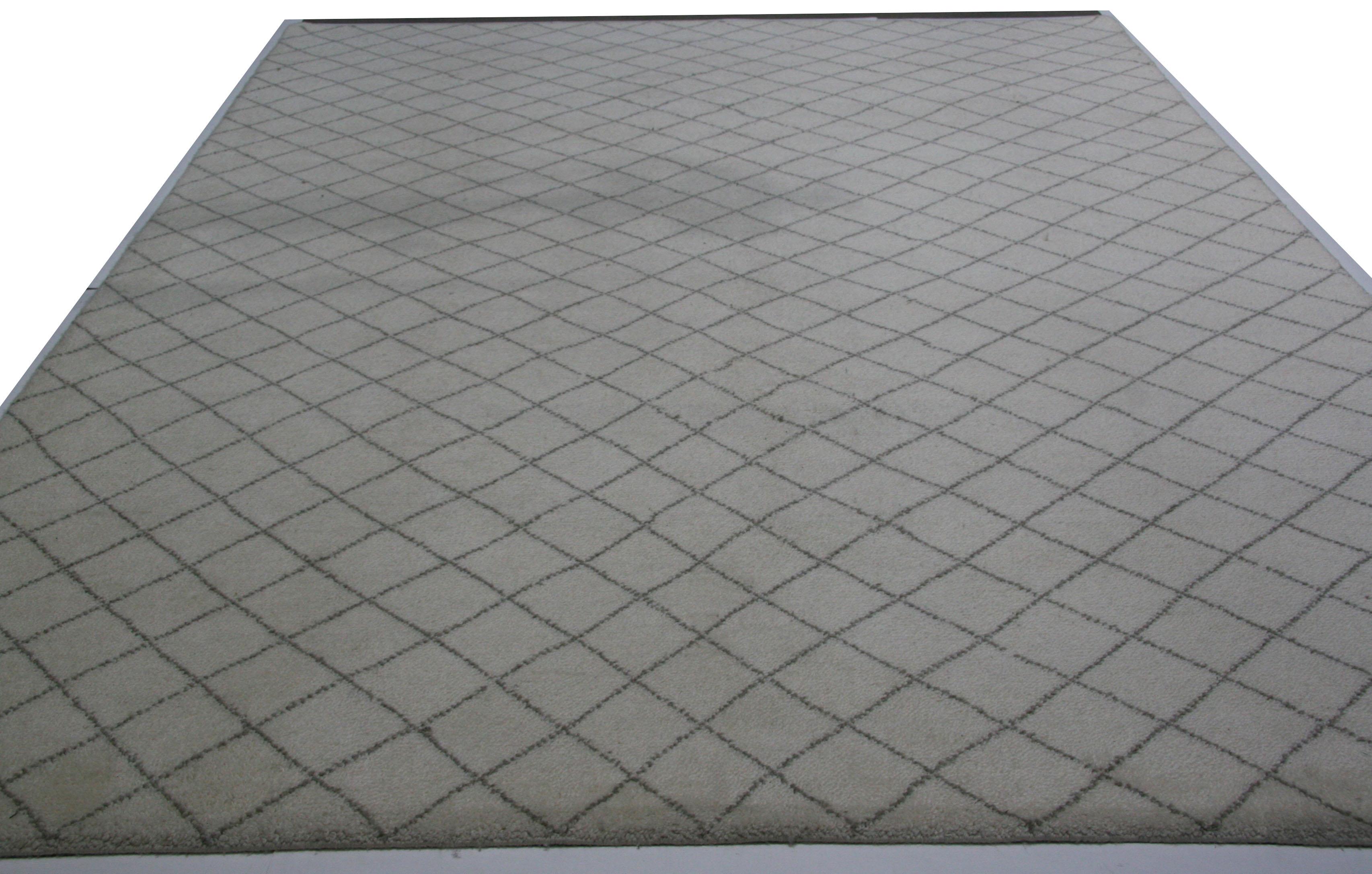 Un motivo semplice ha un grande impatto in questo tappeto in lana color crema e grigio. Il pile basso e spesso è resistente e confortevole sotto i piedi. Annodato a mano in India. Qui sono mostrati i lati 