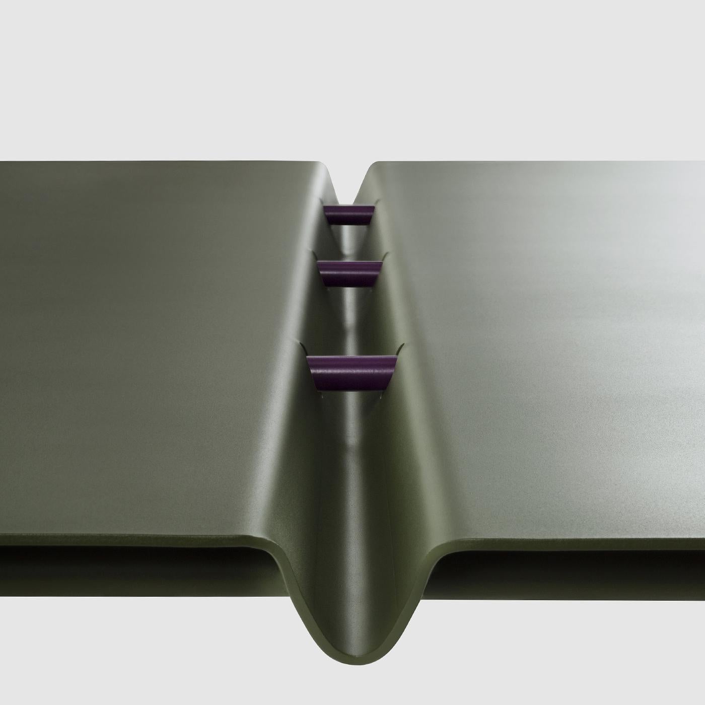 Pièce de décoration fonctionnelle simple et accueillante, cette table de salle à manger animera toutes les occasions, qu'elles se déroulent à l'extérieur ou à l'intérieur. Entièrement réalisée en acier laqué vert, sa silhouette épurée est composée