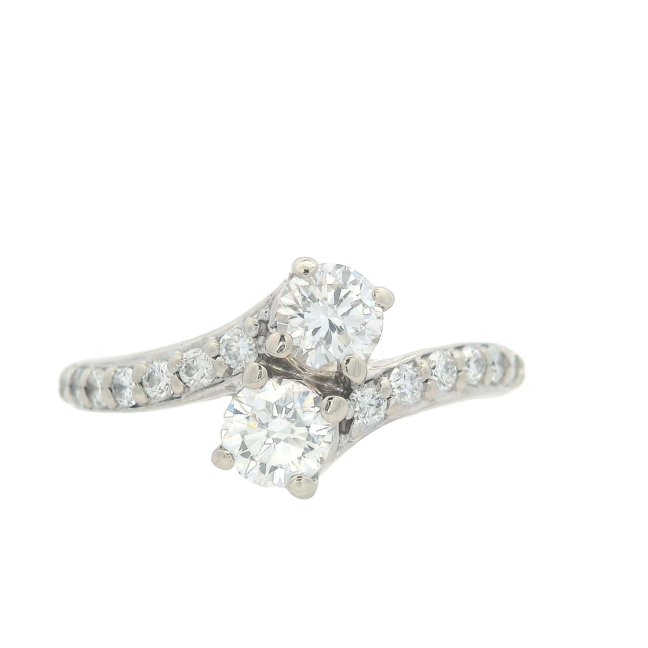 Moderno Anello Crossover in oro bianco 14kt con 1,20 CTW di diamanti in vendita