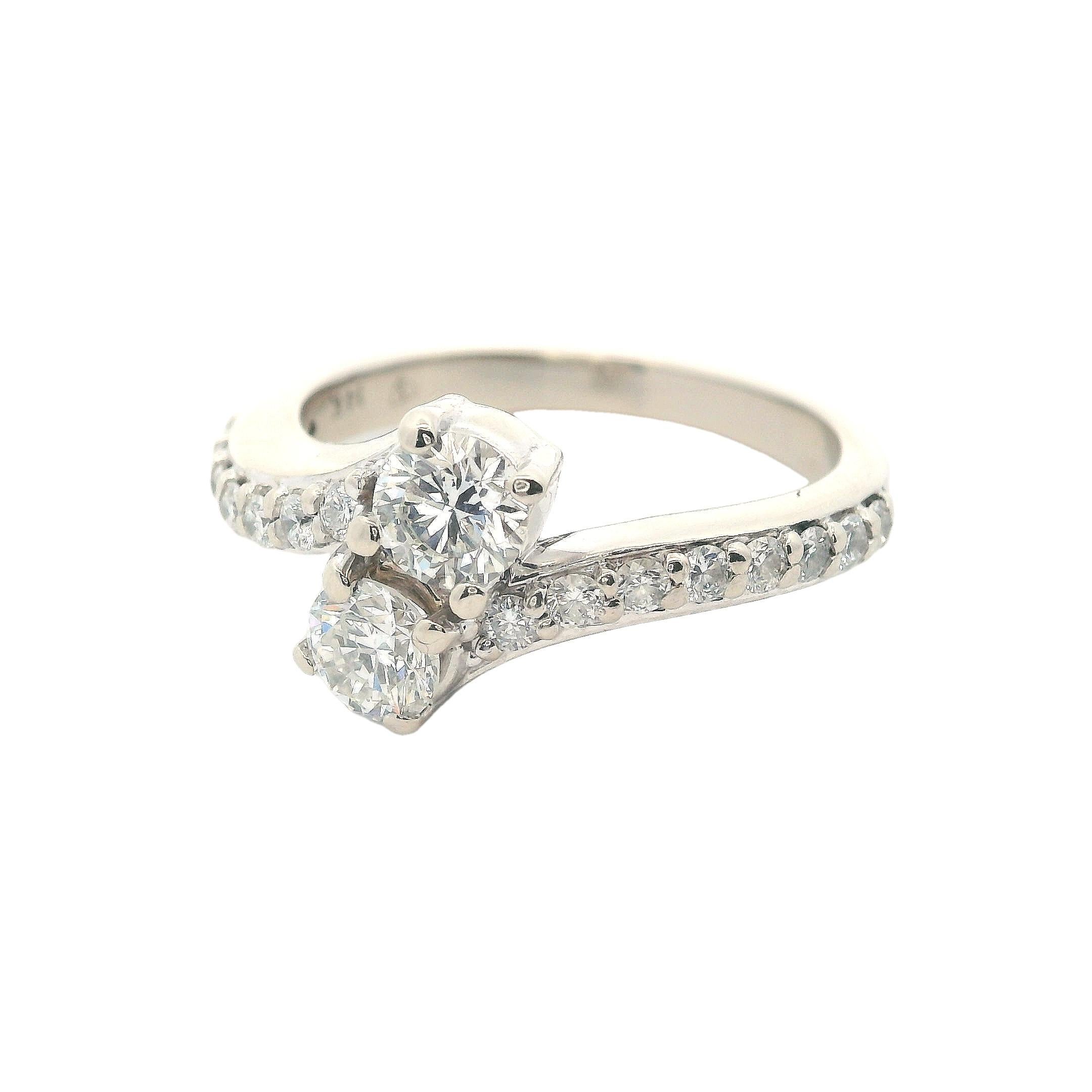 Taglio rotondo Anello Crossover in oro bianco 14kt con 1,20 CTW di diamanti in vendita