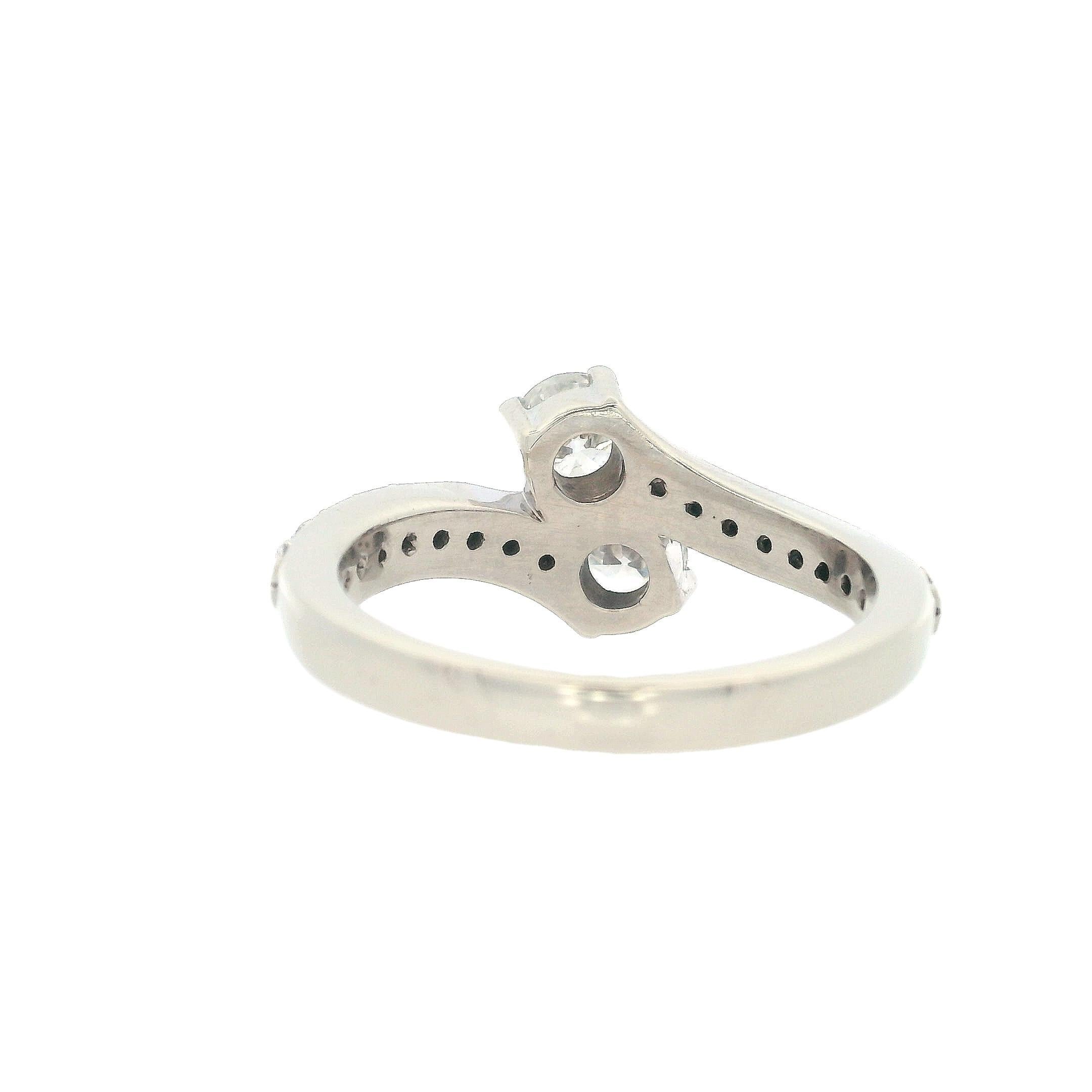 Anello Crossover in oro bianco 14kt con 1,20 CTW di diamanti in vendita 1