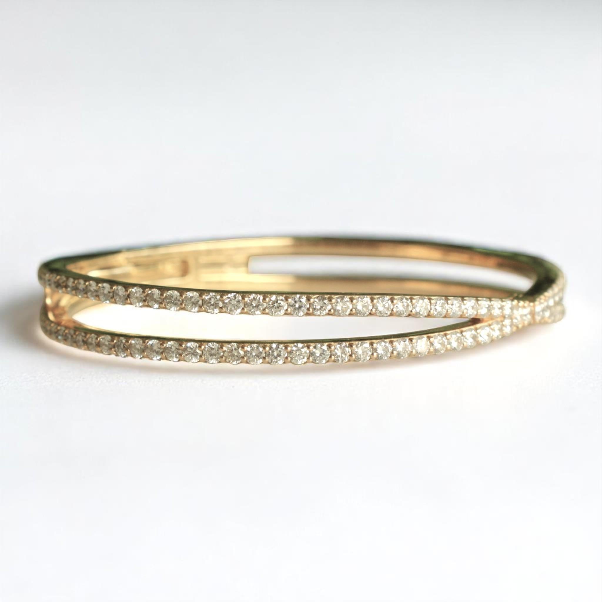 Round Cut Crossover Diamond Bracelet in 14k Solid Gold (Certified) For Sale