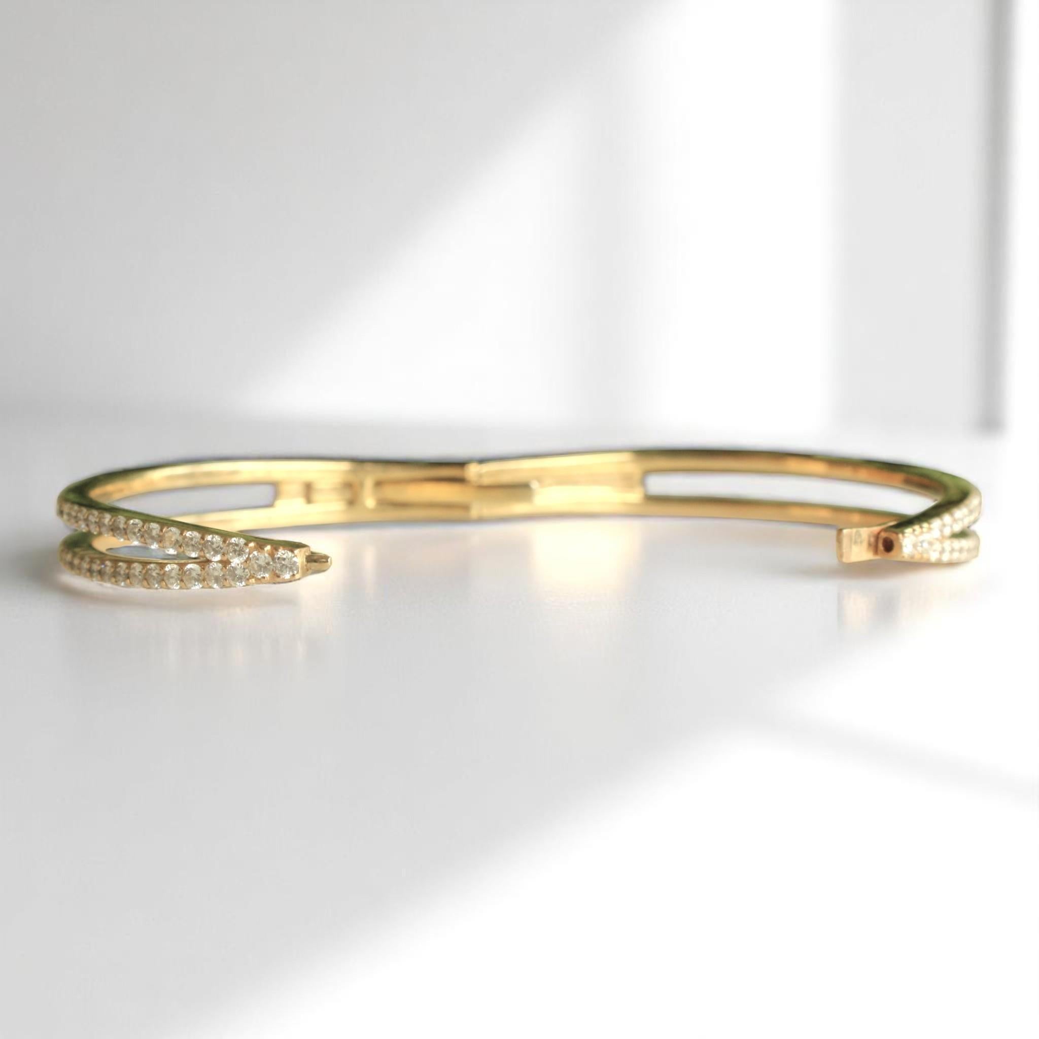 Crossover Diamond Bracelet in 14k Solid Gold (Certified) In New Condition For Sale In New Delhi, DL