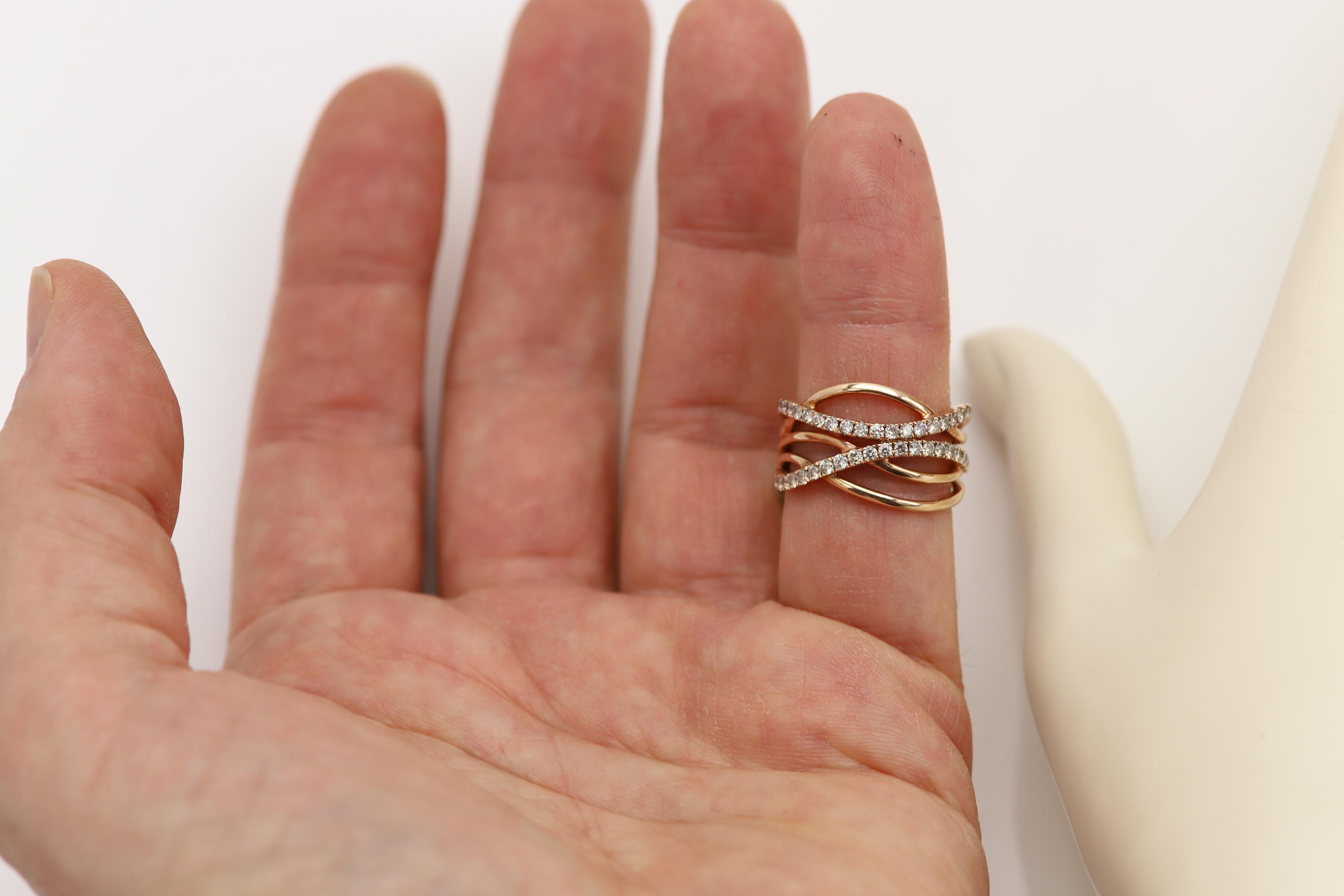 Anillo Cruzado Diamantes Naturales Oro Rosa 14 Kilates dedo talla 8 Corte redondo en venta