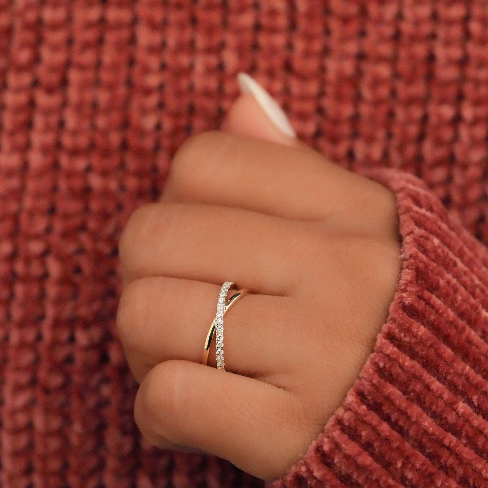 Art Deco Crossover Round Natural Wedding Ring Diamond Ring 14k Gold Anniversary Gift. For Sale