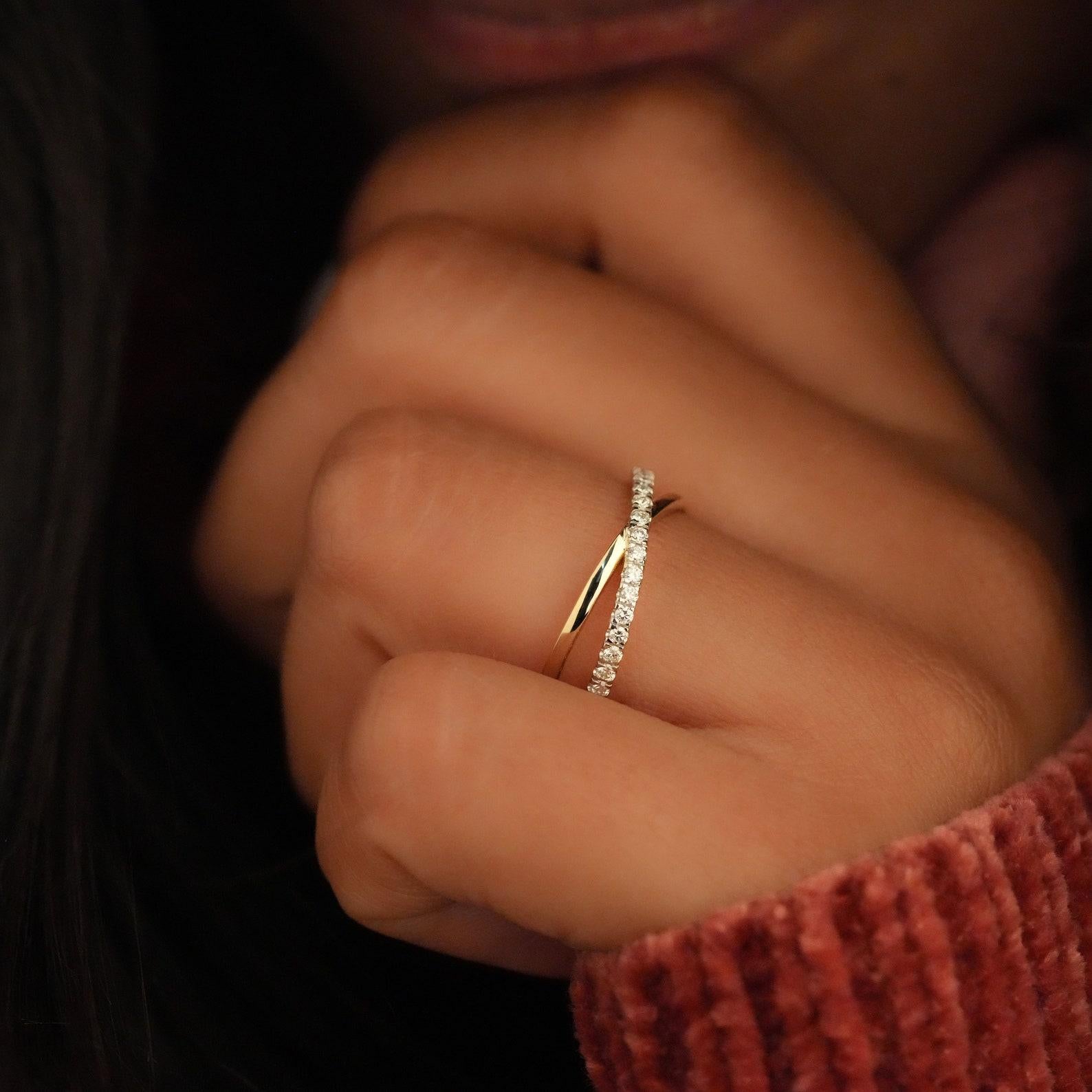 Round Cut Crossover Round Natural Wedding Ring Diamond Ring 14k Gold Anniversary Gift. For Sale