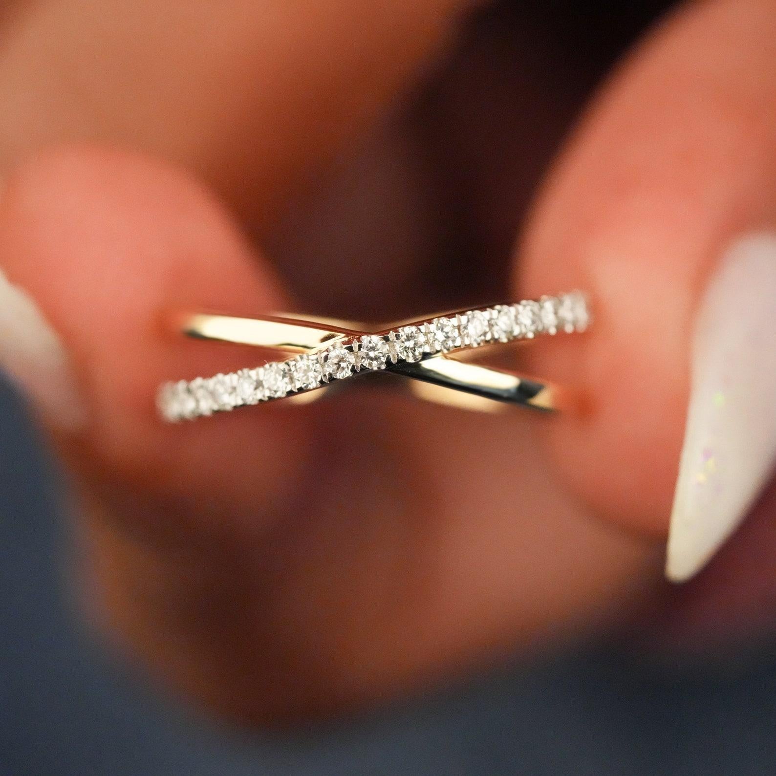 Crossover Round Natural Wedding Ring Diamond Ring 14k Gold Anniversary Gift. In New Condition For Sale In Chicago, IL