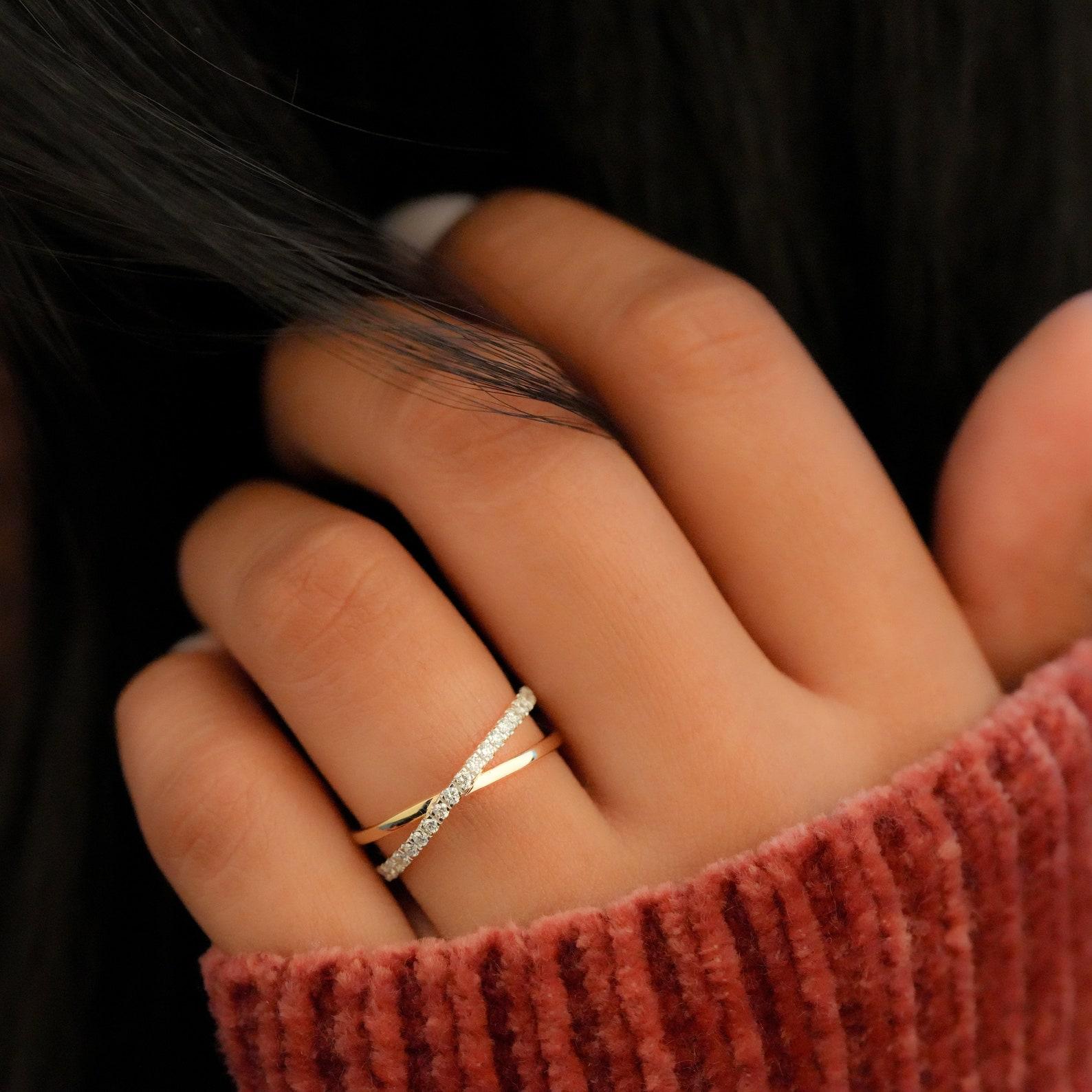 Crossover Round Natural Wedding Ring Diamond Ring 14k Gold Anniversary Gift. For Sale 1