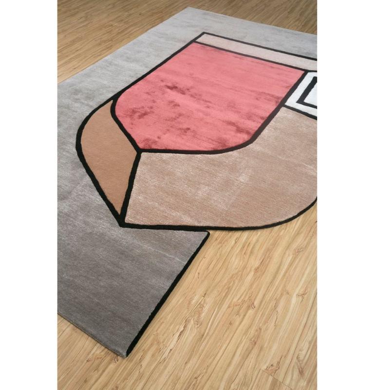 In diesem handgetufteten Teppich aus der Collection'S Concoction, einem modernen Meisterwerk von Shantanu Garg, trifft Kunstfertigkeit auf Architektur. Inspiriert von Gargs Verschmelzung von indischem Design und globaler Ästhetik, enthüllt dieser