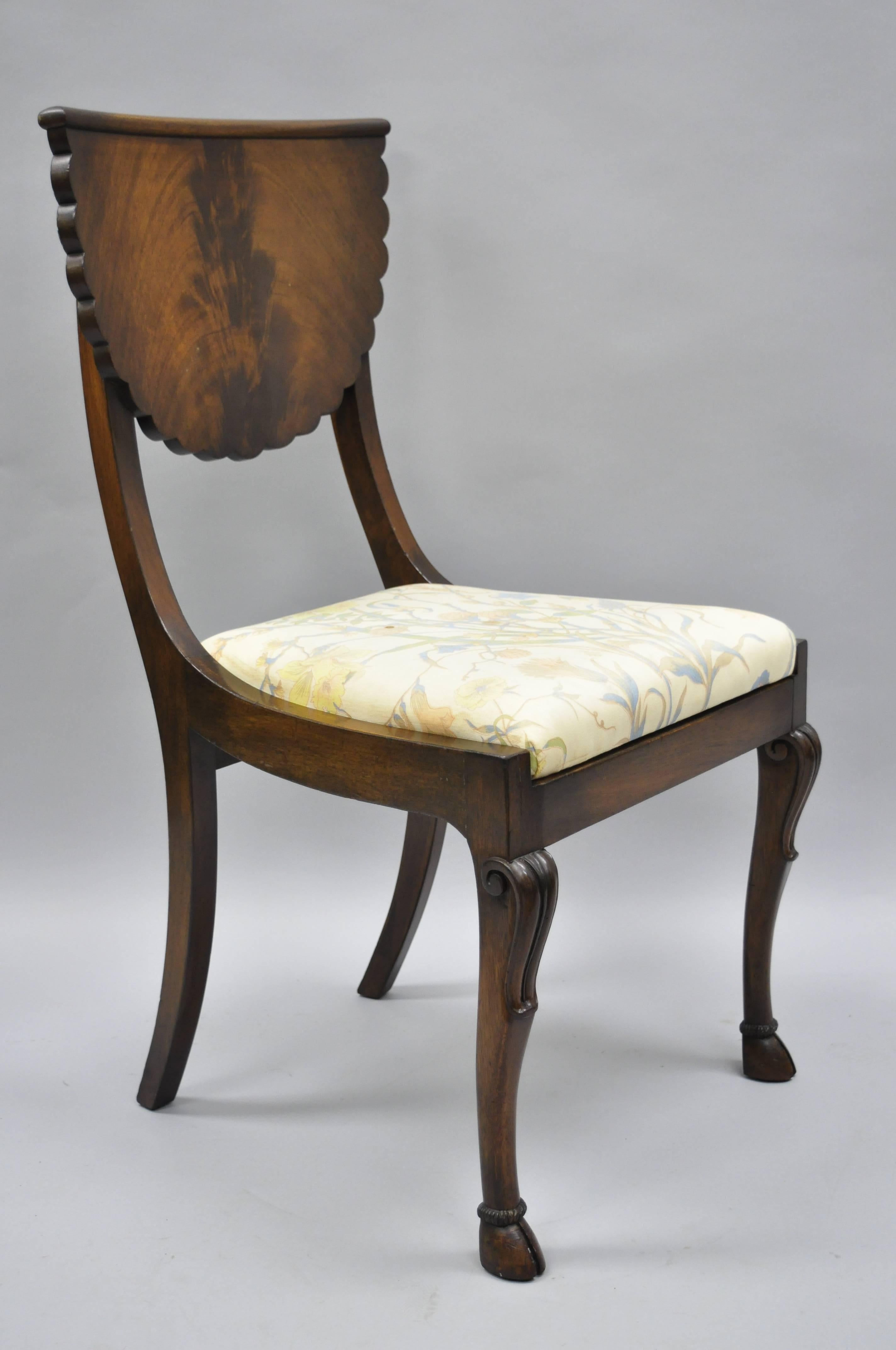 Ensemble de 6 chaises de salle à manger à pieds sabres en acajou crocheté de style Regency Klismos 3