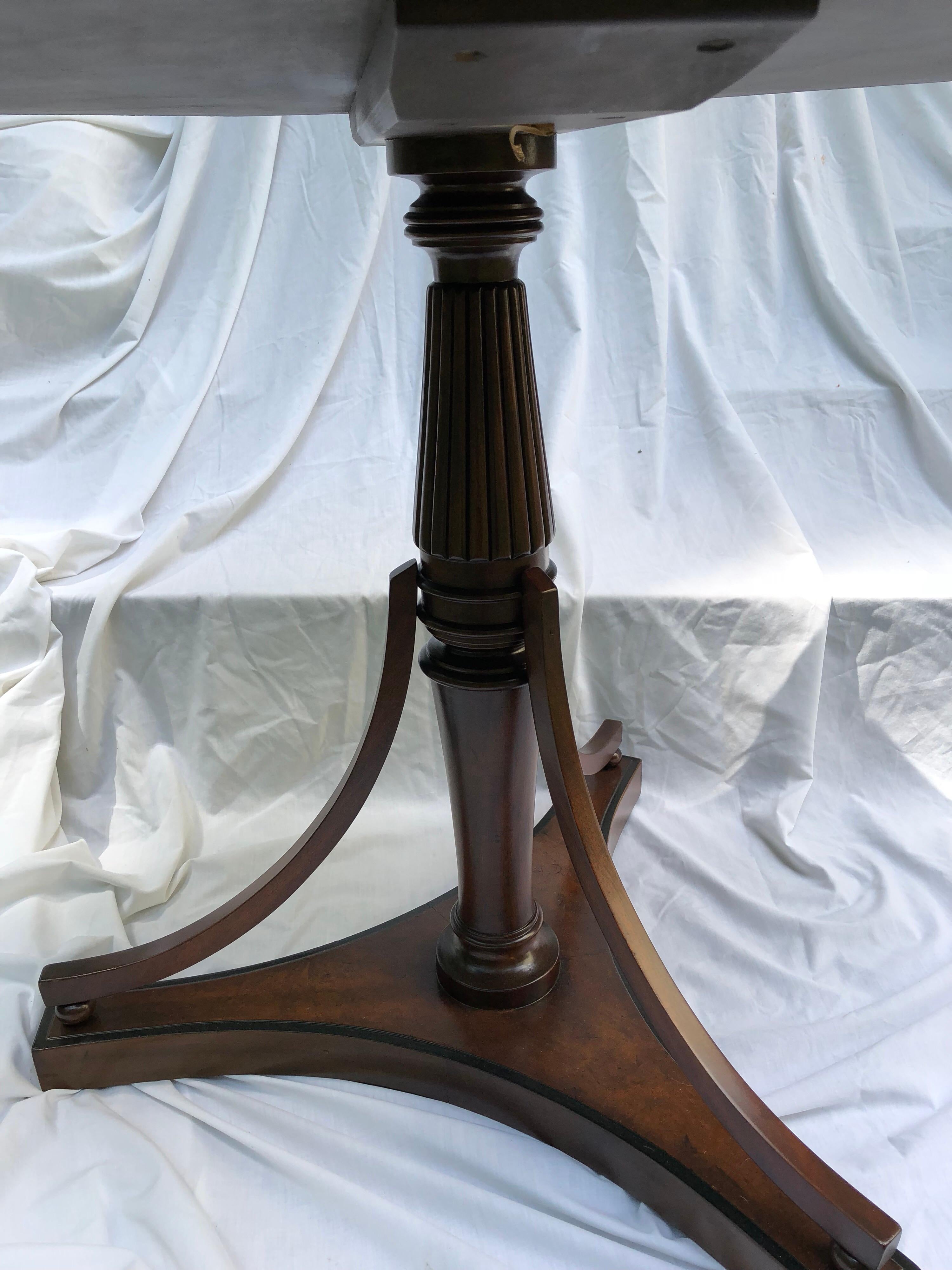 Octagonal Crotch Mahogany Sheraton-Style Table For Sale 1