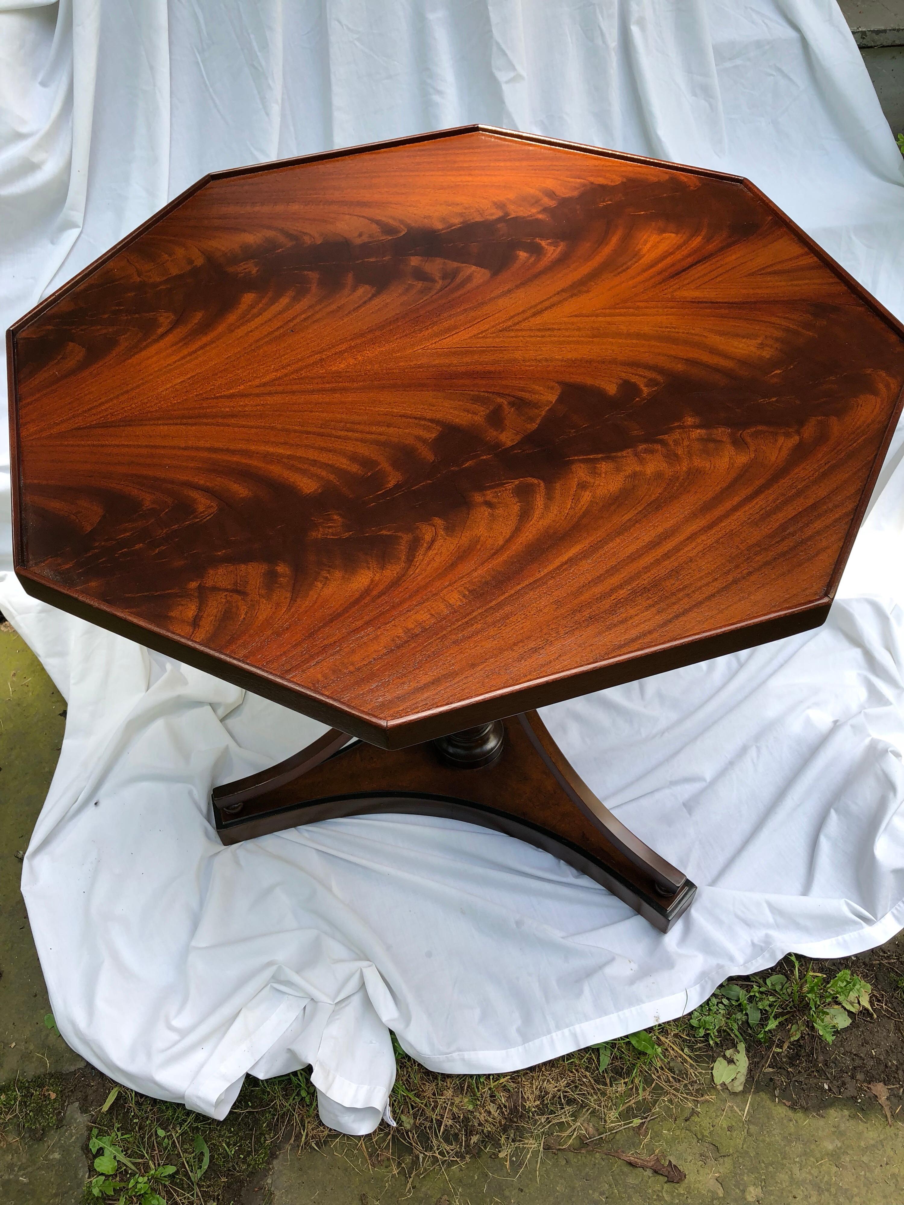 Octagonal Crotch Mahogany Sheraton-Style Table For Sale 3