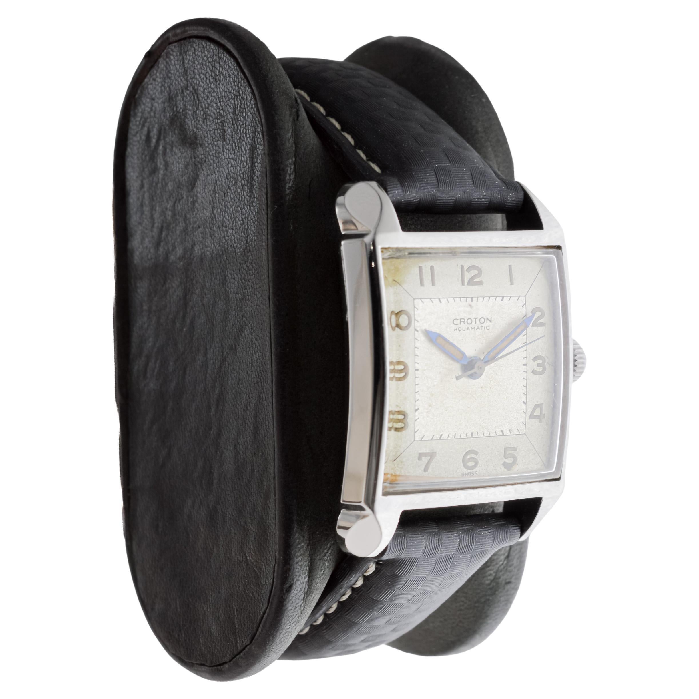 FABRIK / HAUS: Croton Watch Company
STIL / REFERENZ: Aquamatic / Gehäuse mit Schraubboden
METALL / MATERIAL: Rostfreier Stahl
CIRCA / JAHR: 1940er Jahre
ABMESSUNGEN / GRÖSSE: Länge 37mm X Breite 26mm
UHRWERK / KALIBER: Automatischer Aufzug / 17