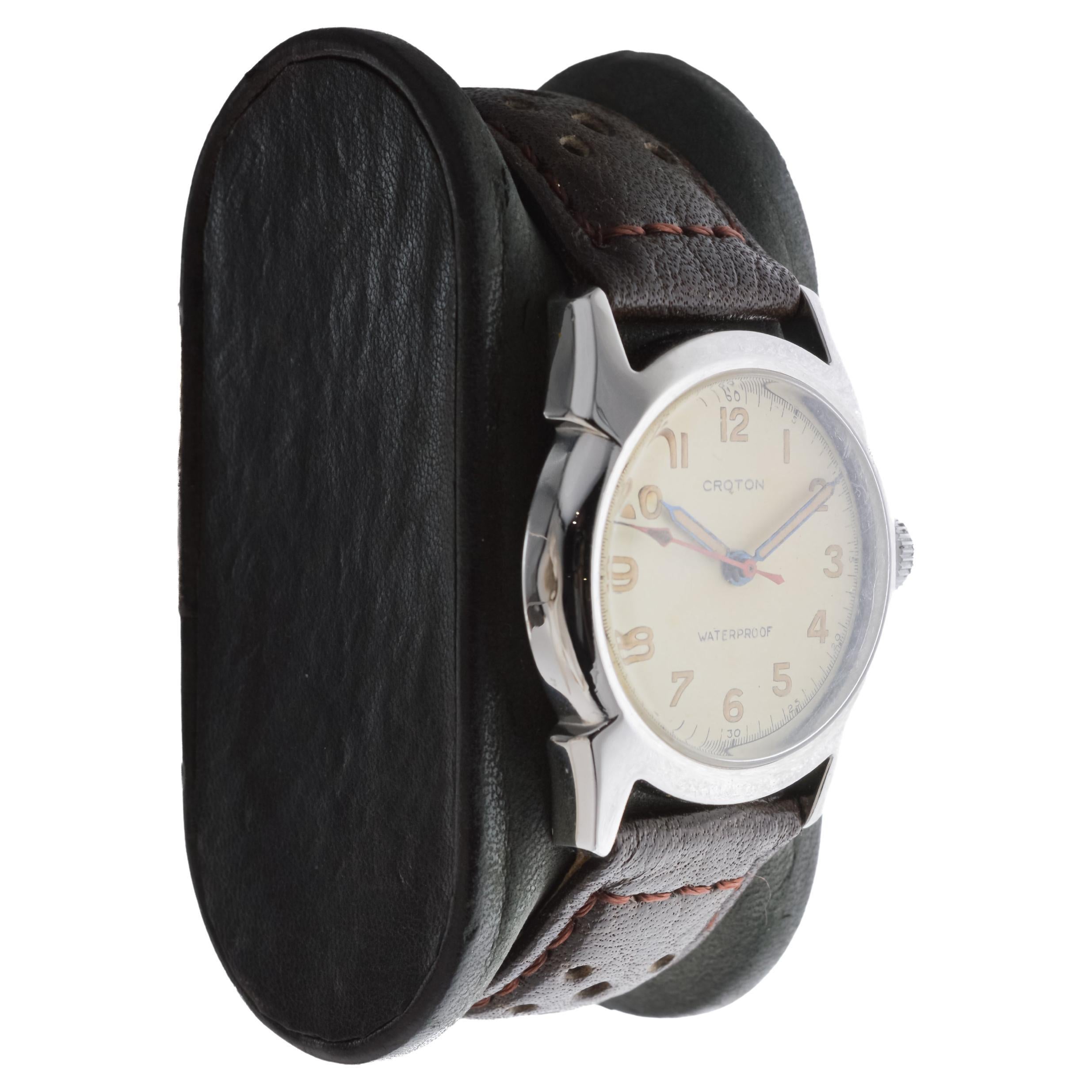 USINE / MAISON : Croton Watch Company
STYLE / RÉFÉRENCE : Art déco / Référence ASRMC
METAL / MATERIAL : Acier inoxydable
CIRCA / ANNEE : Années 1940/50
DIMENSIONS / TAILLE : Longueur 37mm X Diamètre 31mm
MOUVEMENT / CALIBRE : Remontage manuel / 17