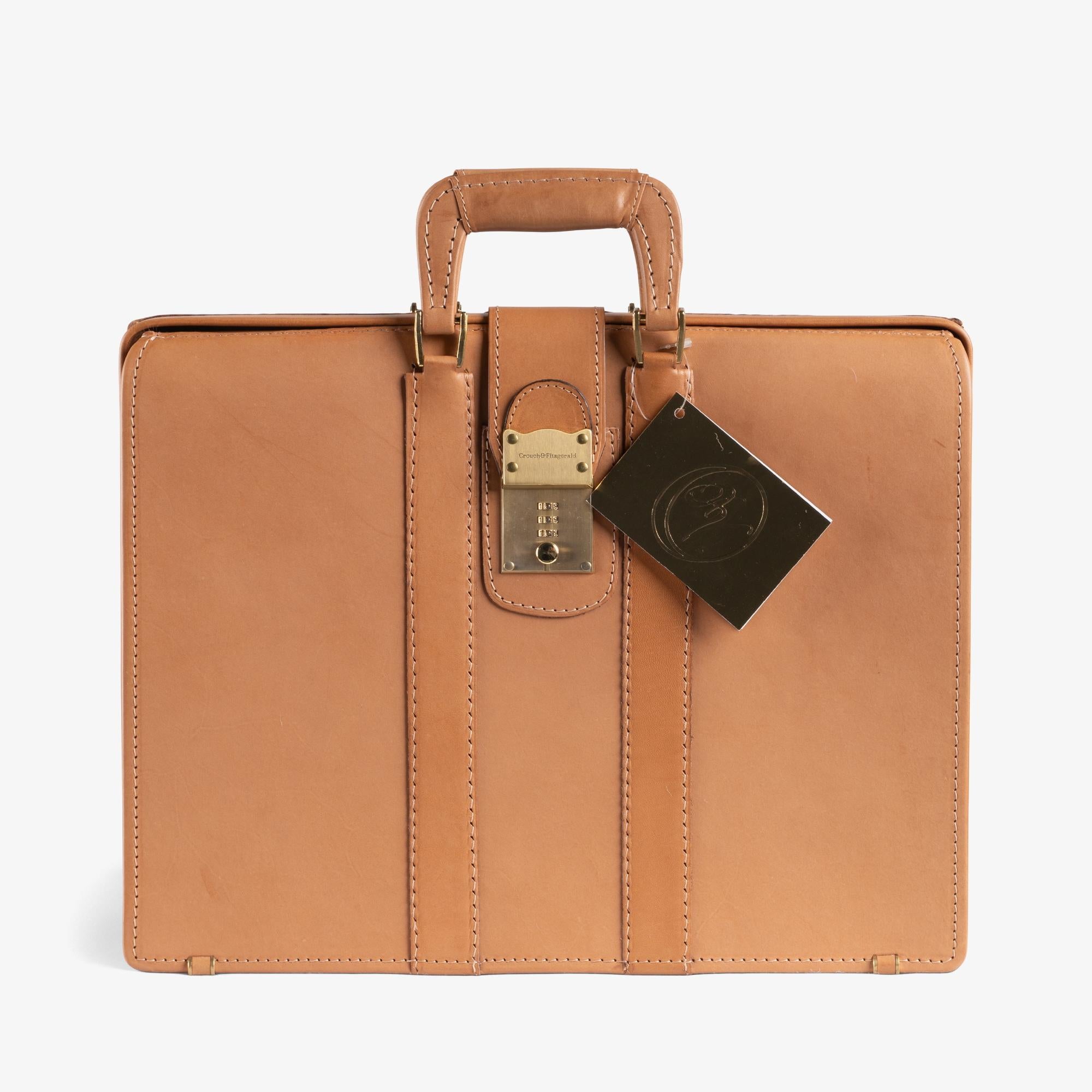 Fondata a New York, Crouch & Fitzgerald è famosa per i suoi bagagli e accessori da viaggio di alta qualità. L'azienda, fondata nel 1839, è sinonimo di lusso e resistenza e si rivolge a una clientela esigente che apprezza l'artigianato di qualità