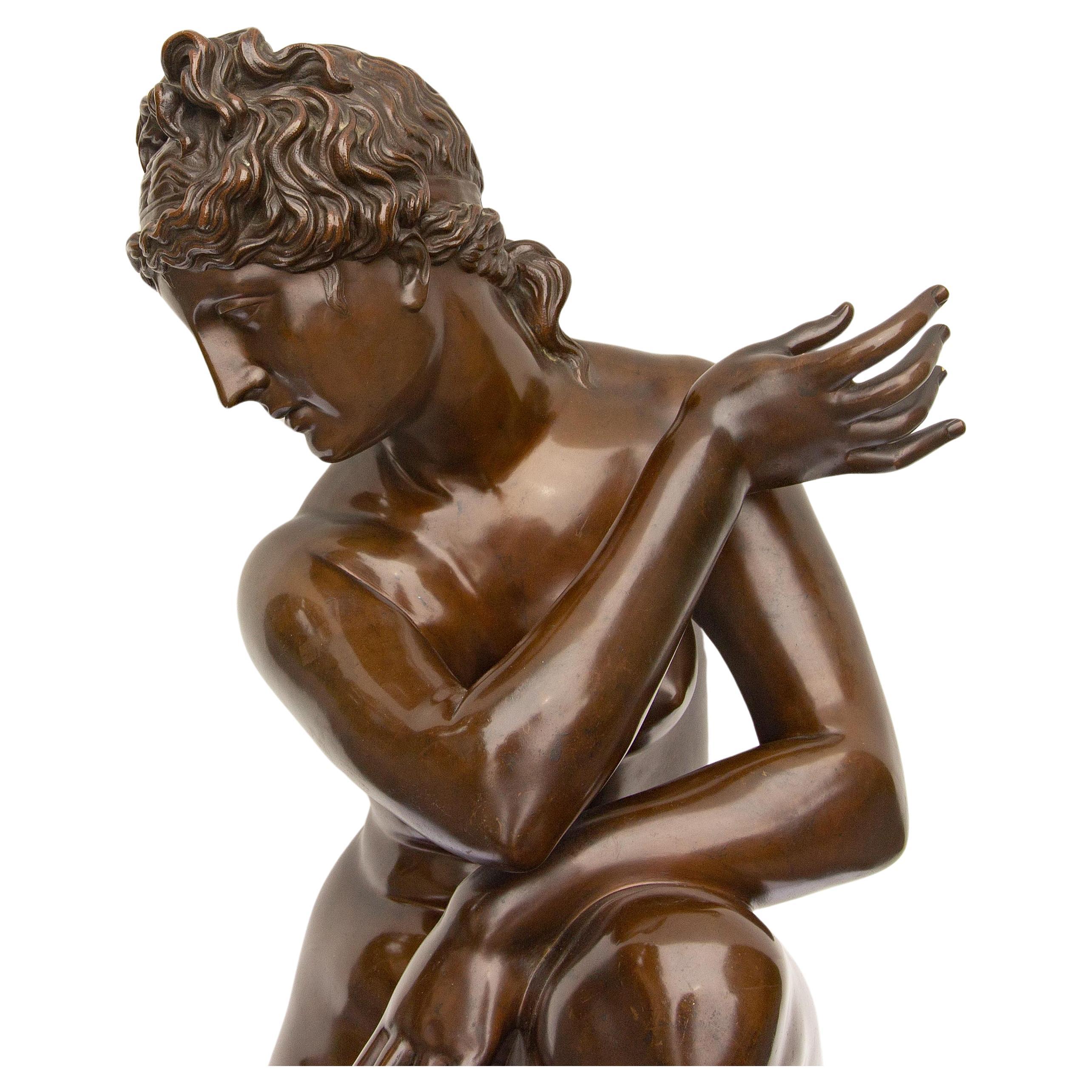 Venus agazapada Gran Tour Escultura de bronce patinado F. Barbedienne Francés en venta