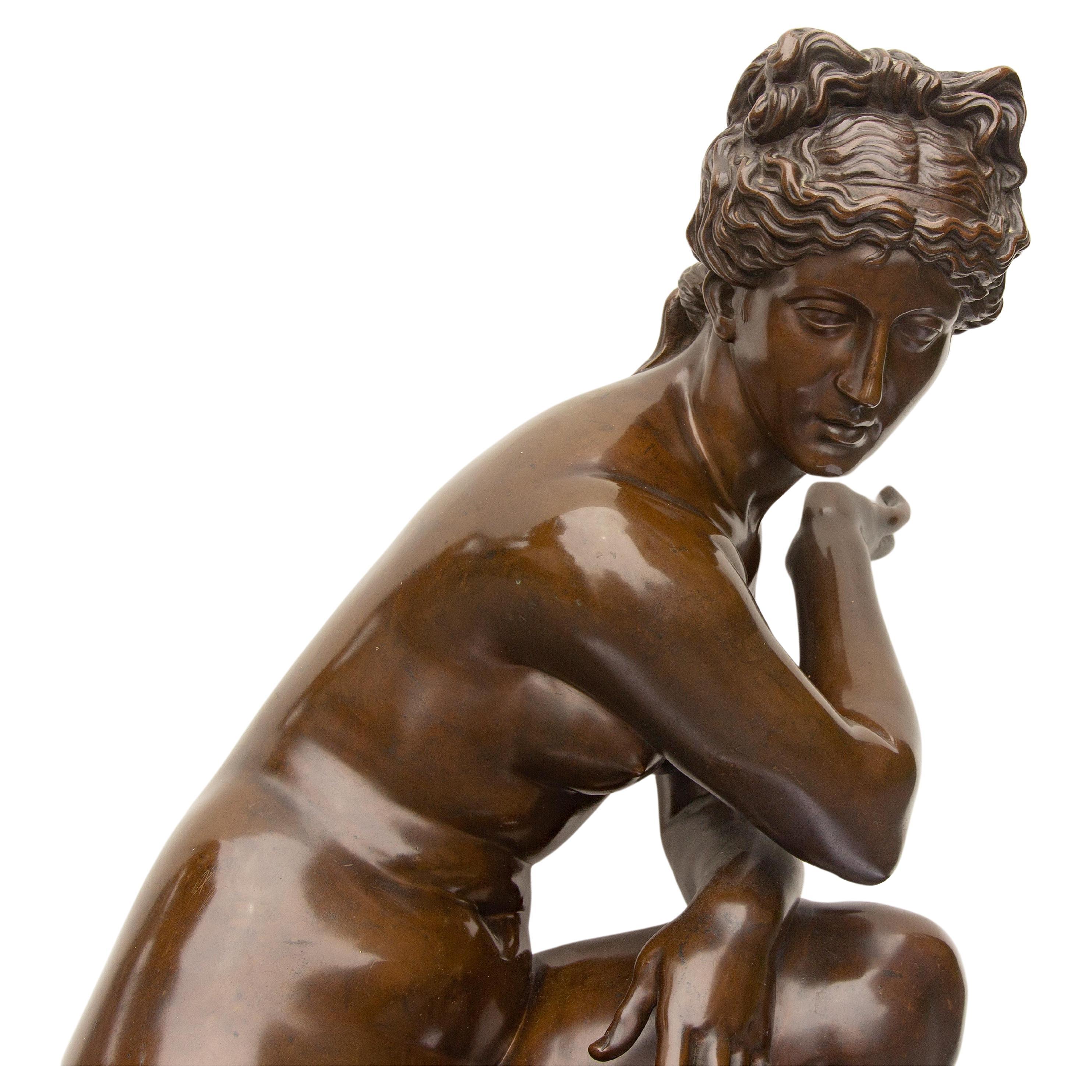Venus agazapada Gran Tour Escultura de bronce patinado F. Barbedienne Patinado en venta