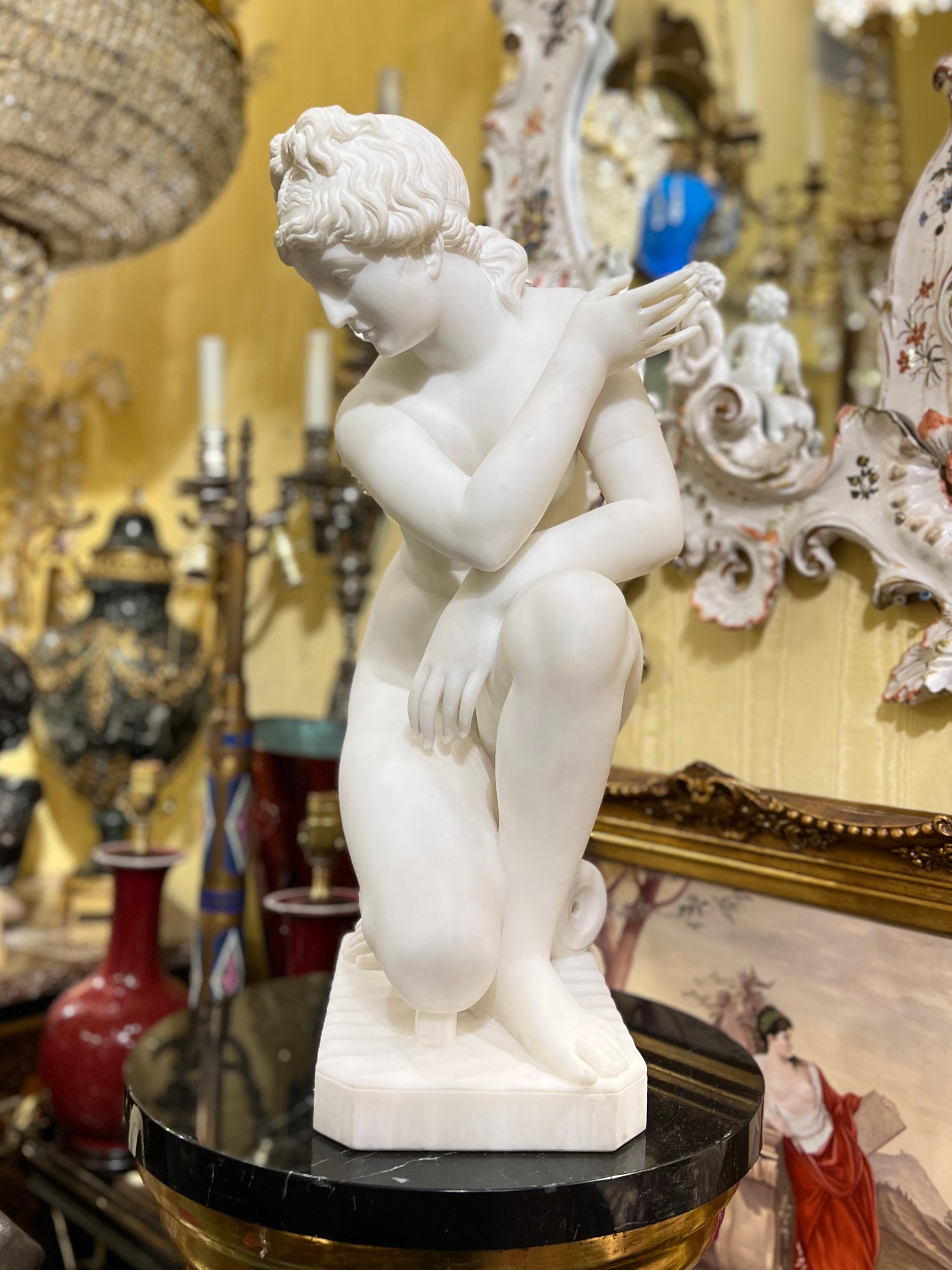 Sculpture italienne en marbre blanc représentant Vénus accroupie d'après l'œuvre grecque antique de la période hellénistique, finement sculptée par le maître italien Pietro Bazzanti.  Signé P Bazzanti Florence.