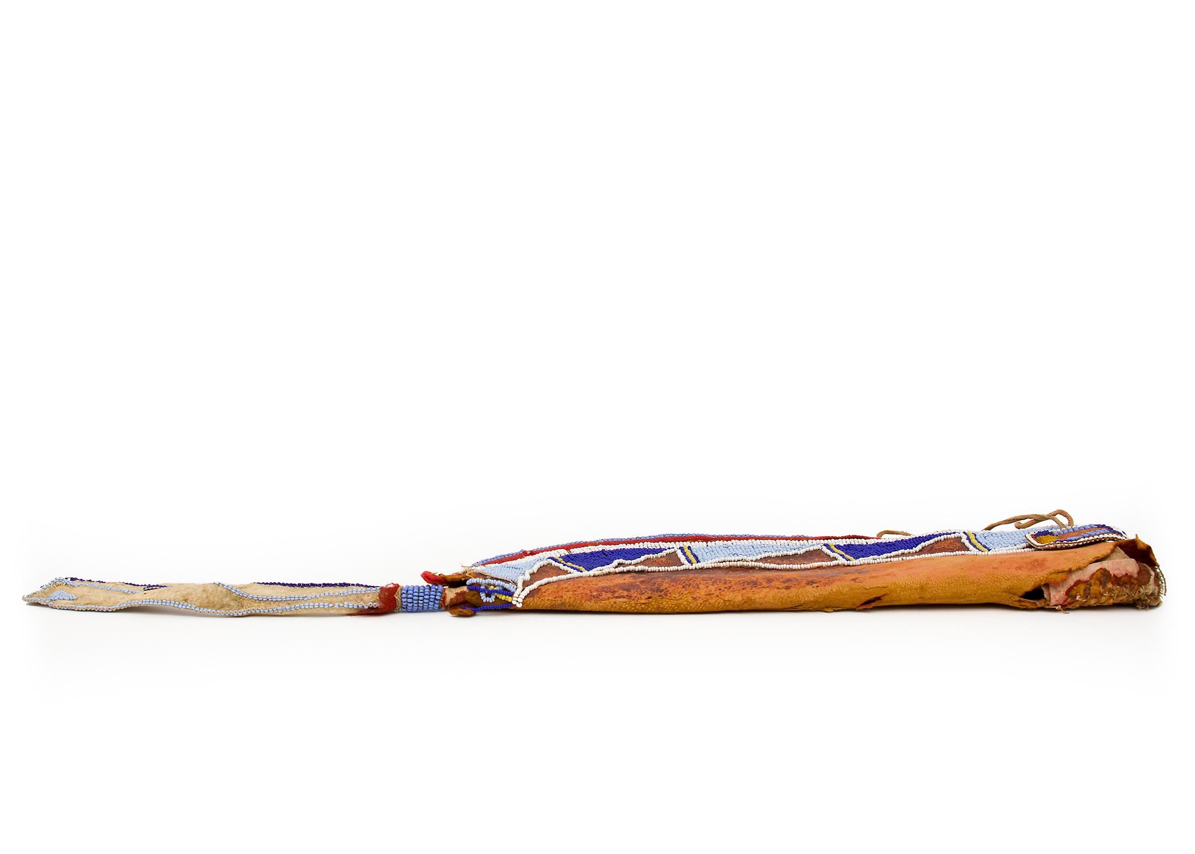 Amérindien Ancienne fourrure de coute de couteau perlée Crow, amérindienne de Plains Indian, vers 1870 en vente