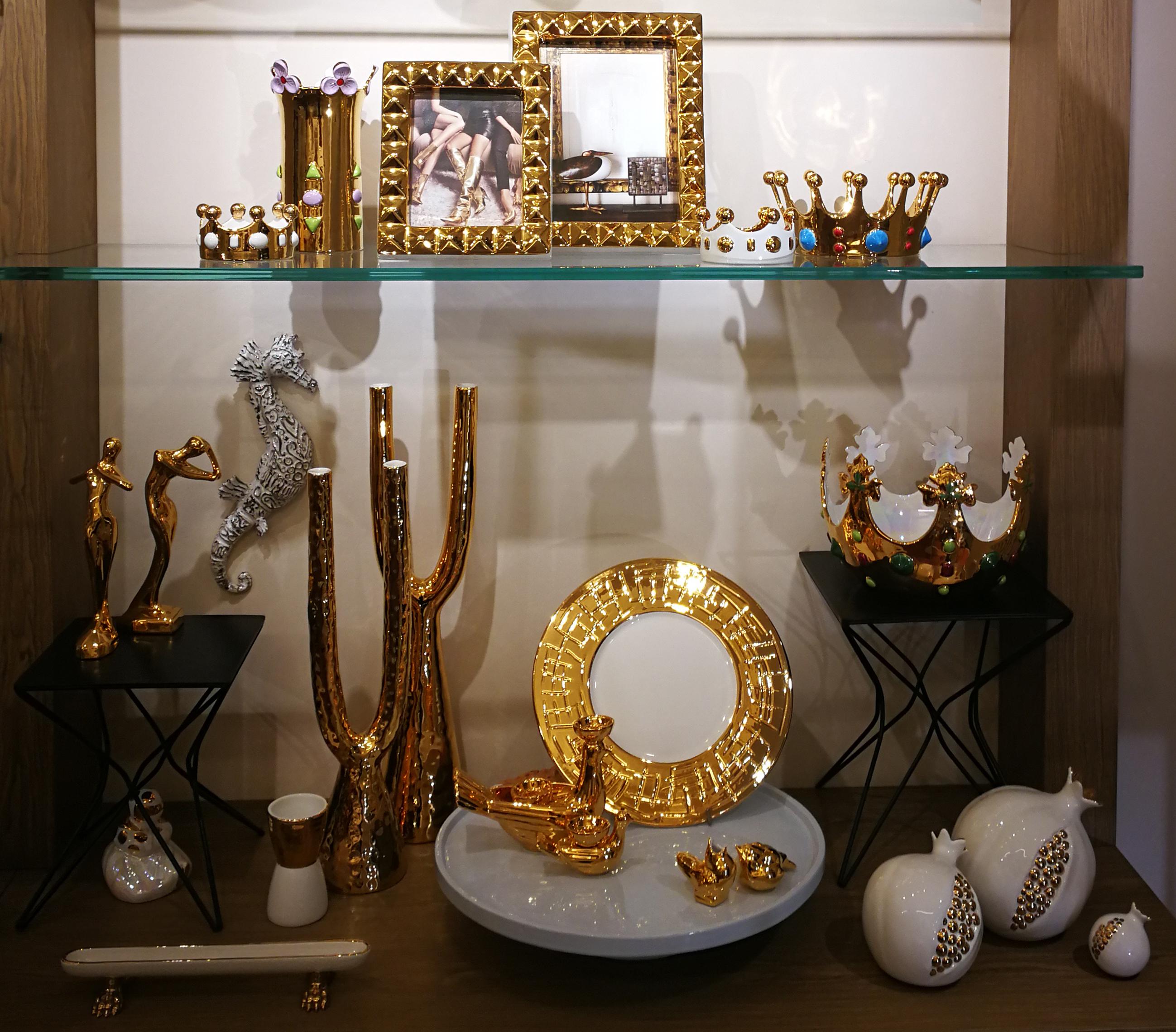 Peint à la main Panier en céramique moderne avec couronne Gatti de 1928, fait à la main, pierres précieuses de couleur or en vente