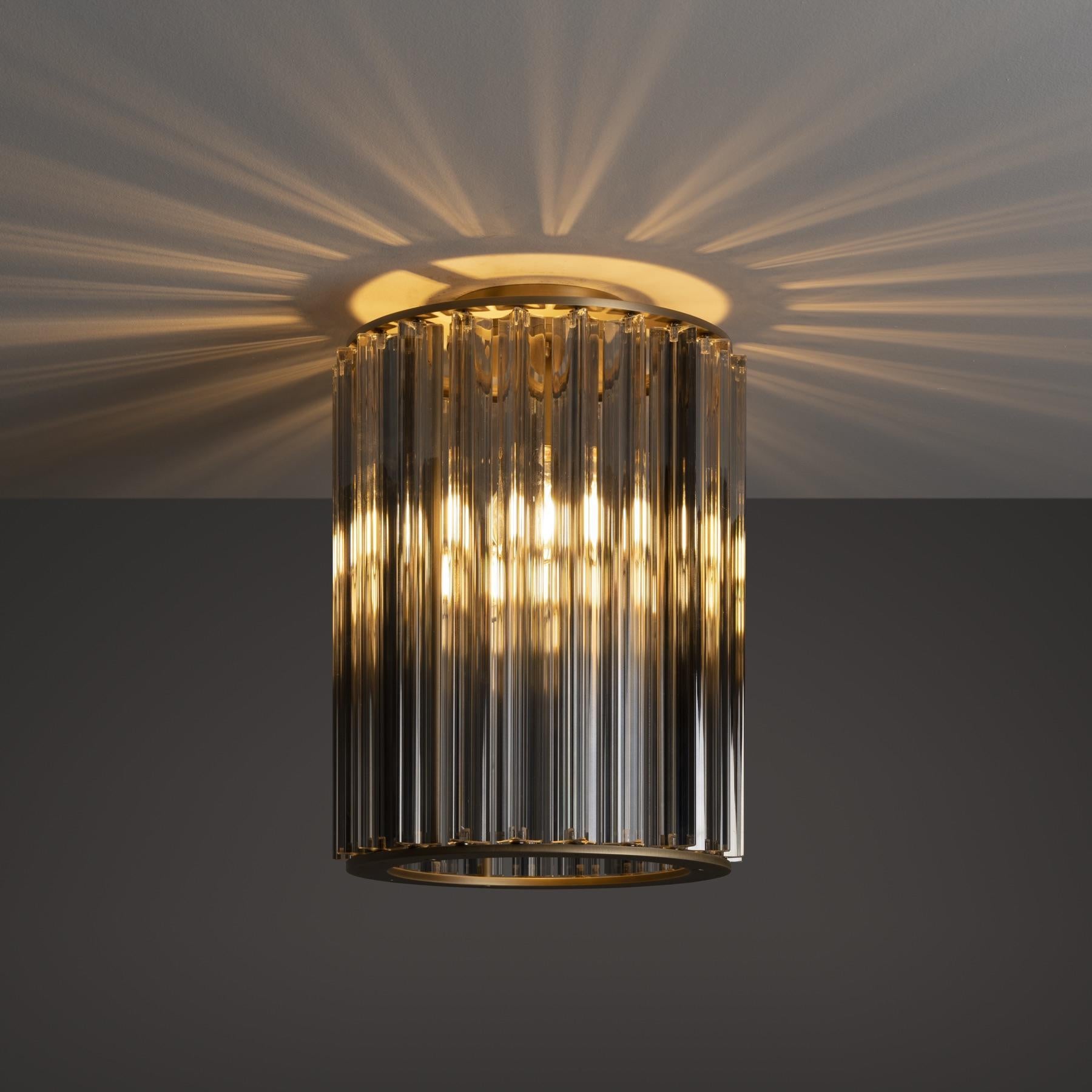 Drawing inspiration from royal crowns, this ceiling mount combines an elegant, burnished brass structure and Murano glass.
These precious and refined materials meld together in perfect proportions to create a design that is both contemporary and