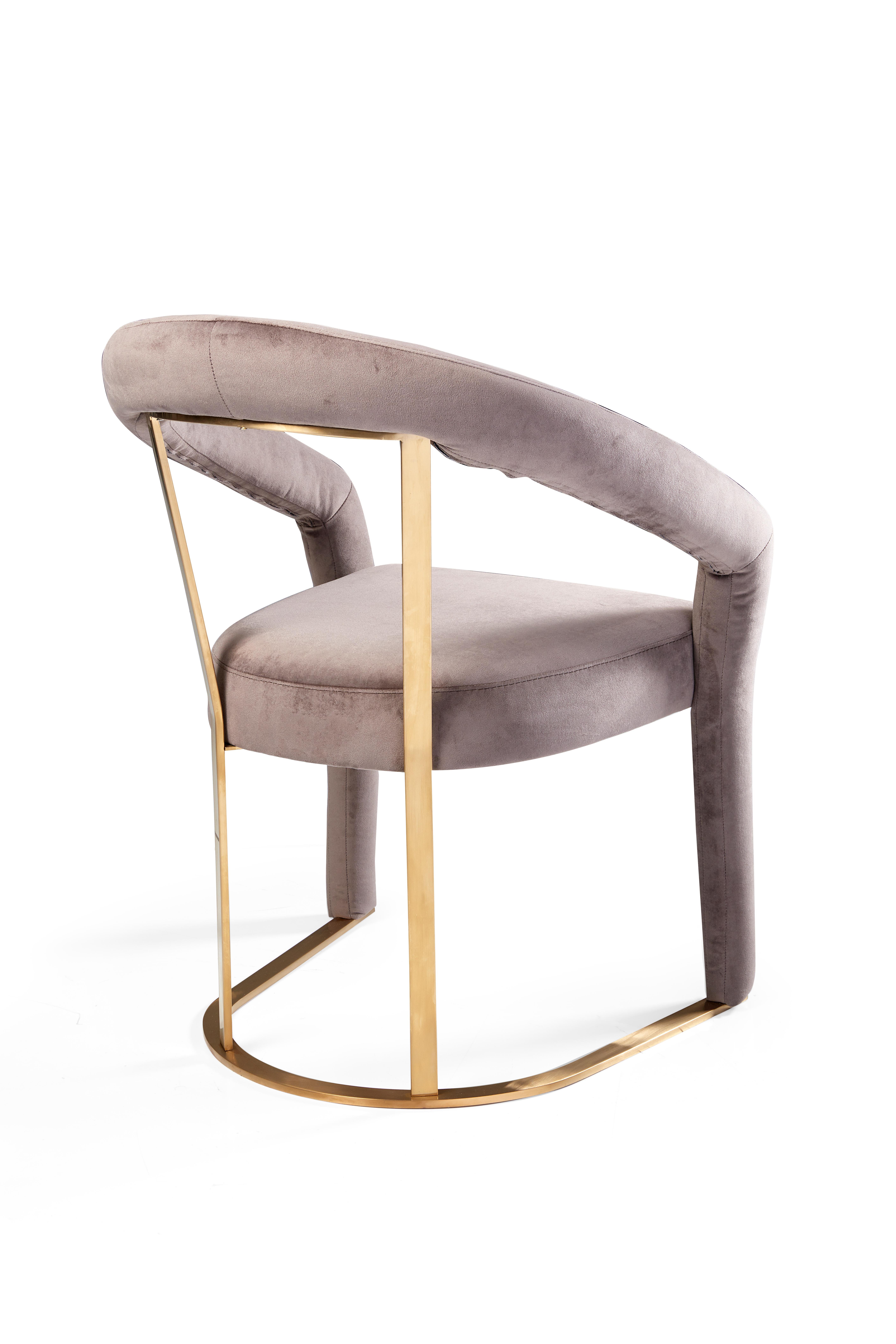 Der Crown-Stuhl ist wie eine Reise ins alte Hollywood, inspiriert von der Zeit des Glamours und des Goldes. Der geschwungene und gepolsterte obere Rahmen und die Sitzfläche bieten Komfort, während die hinteren Metallstangen diesem Stuhl ein