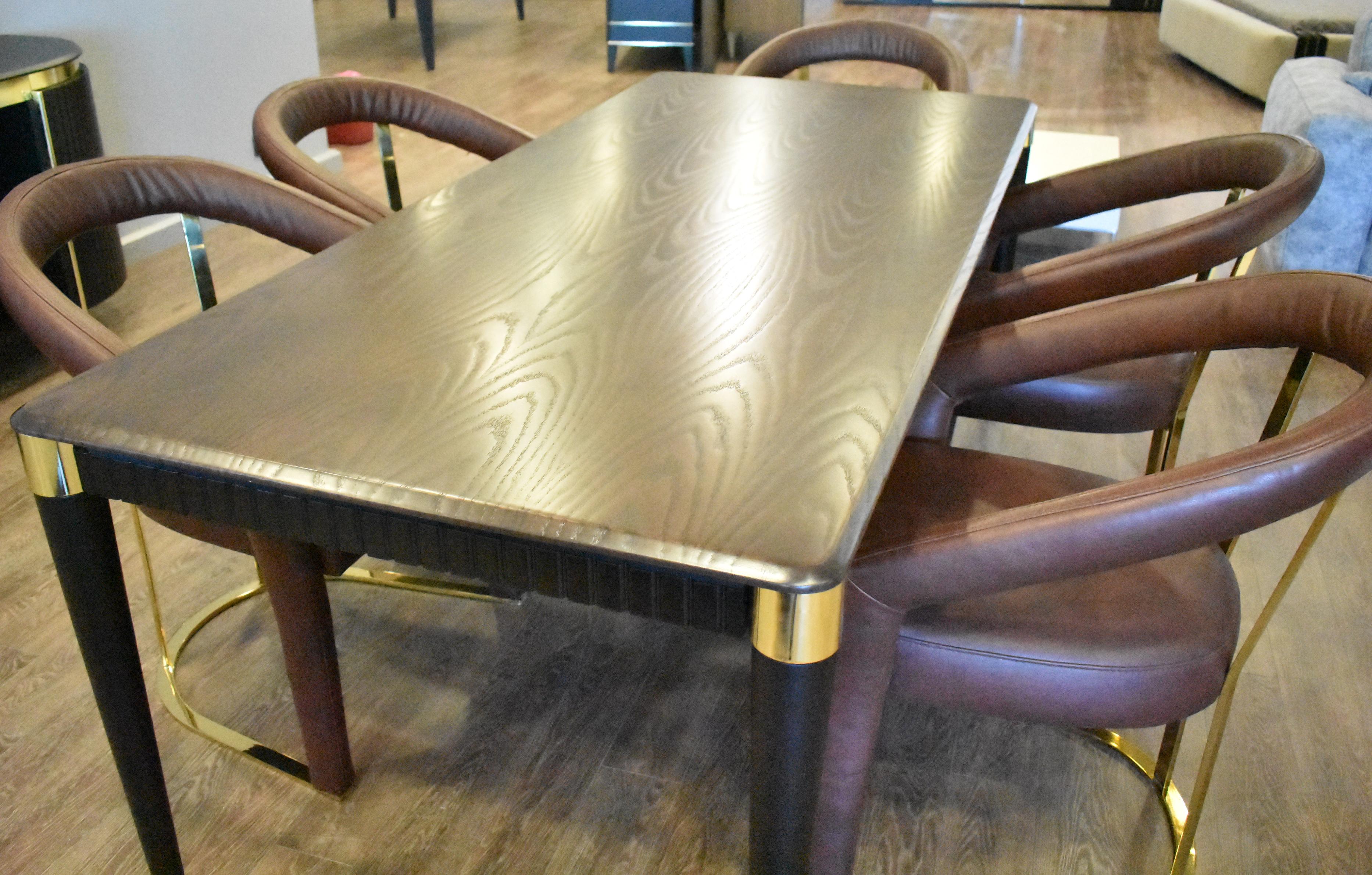 Crown Chair, geschwungener Esszimmerstuhl, gepolstert mit Samt oder Leder auf Metallbeinen (Türkisch) im Angebot