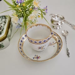 Crown Derby Porzellan-Kaffeetasse:: weiß:: vergoldet mit blauen Kornblumen:: 1782-1790