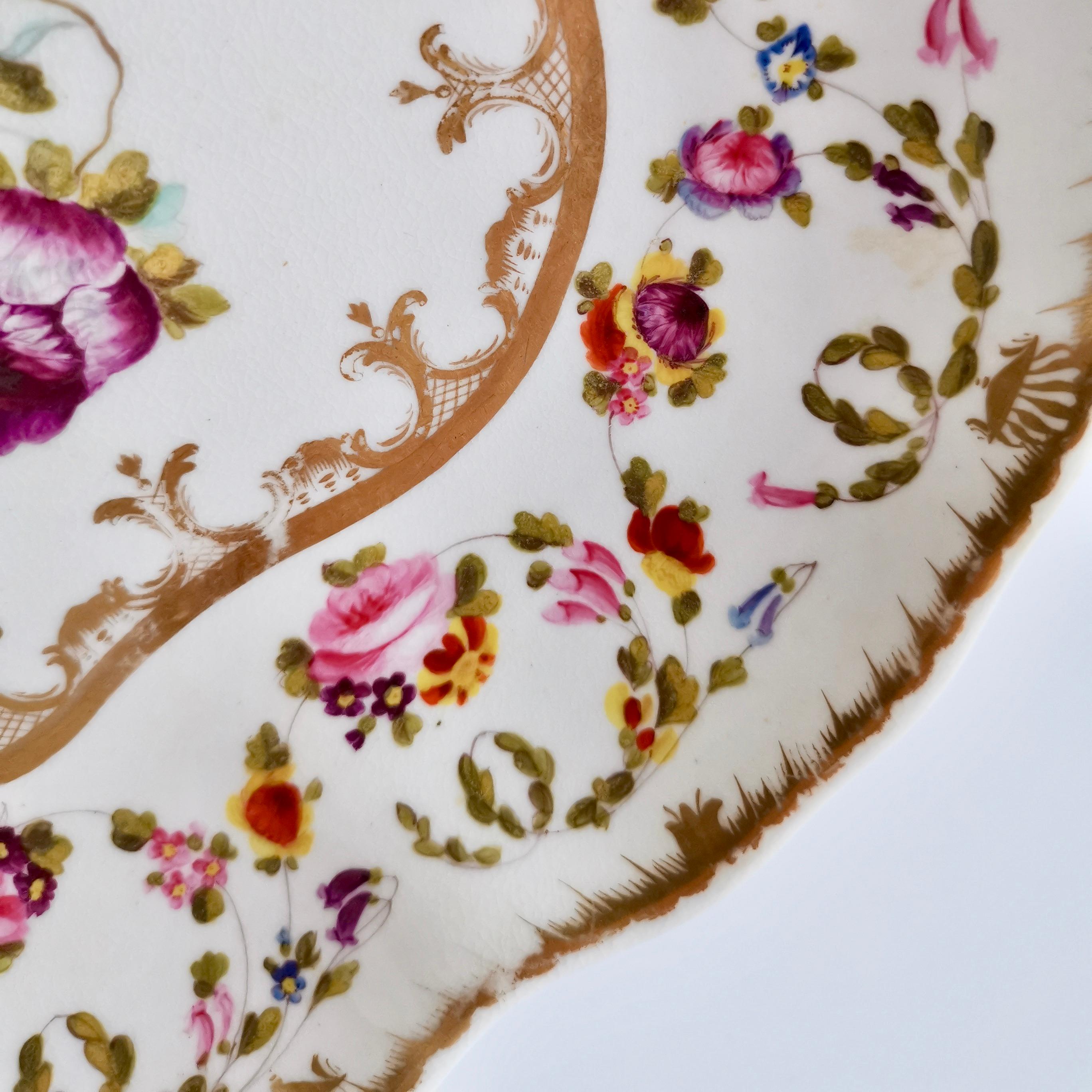 Porcelaine Plat à coquille Bloor Derby:: blanc:: brins de fleurs Moses Webster:: Régence:: 1820-1825 en vente