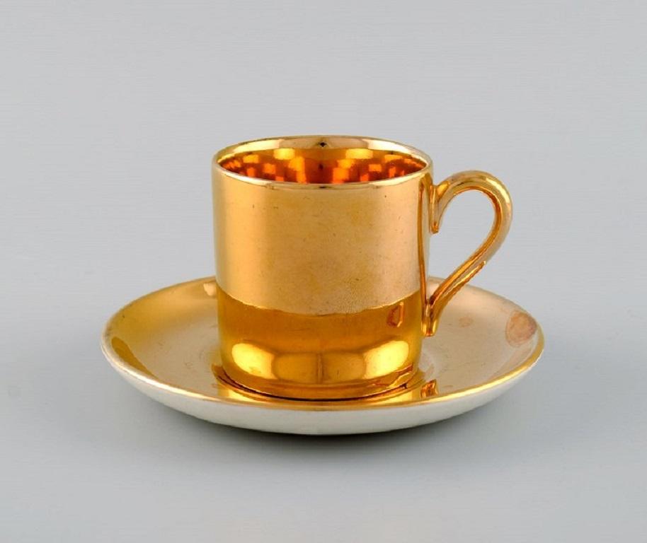 Crown Devon, England. 
Mocha service in gold-painted porcelain for 11 people. 
1930s / 40s.
Consisting of 11 mocha cups with saucers, sugar bowl and creamer.
The cup measures: 5.5 x 5.5 cm.
Saucer diameter: 11.3 cm.
The sugar bowl measures: 8