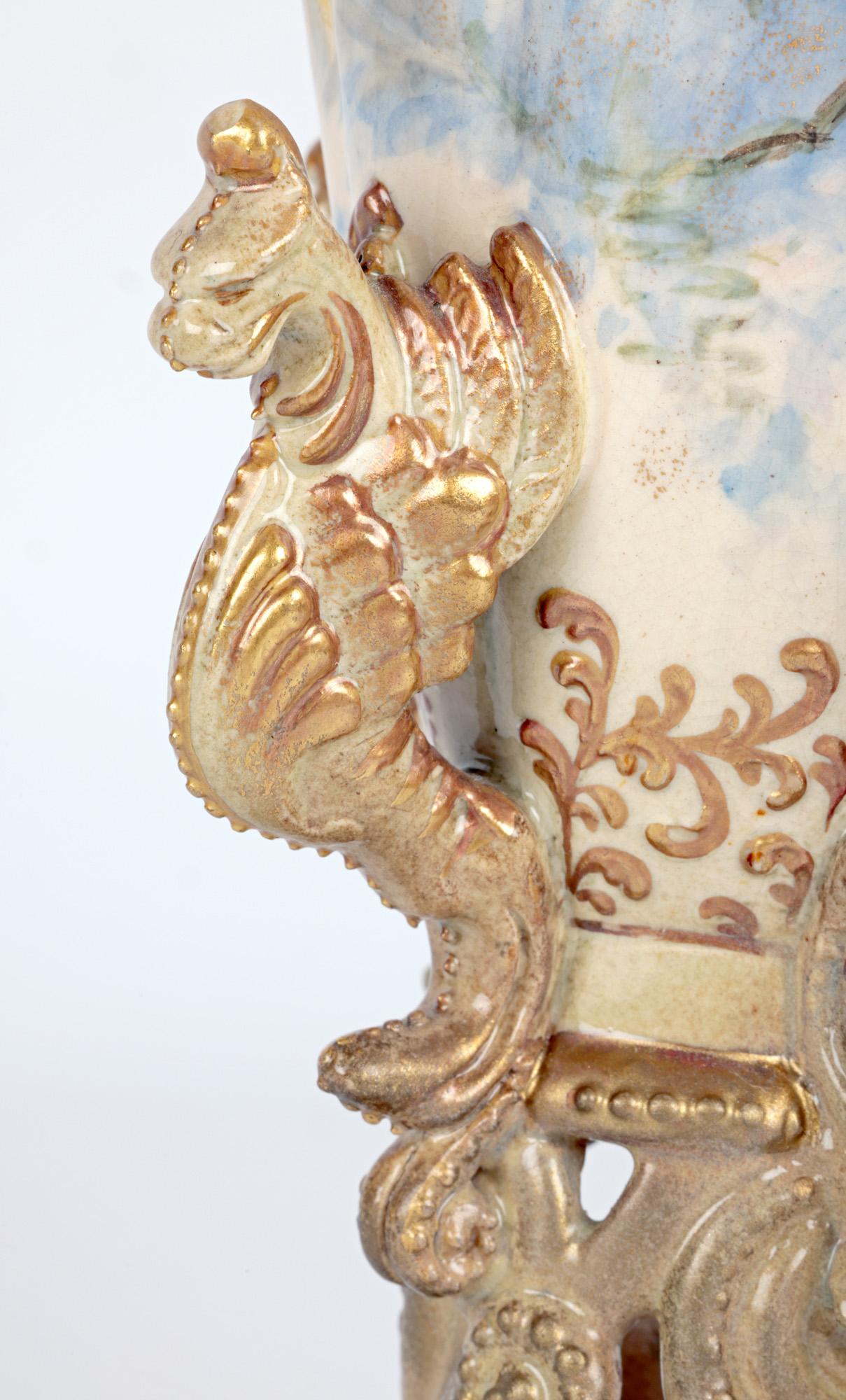 Vase trompette peint à la fleurs de Crown Doulton Lambeth avec griffons en vente 4