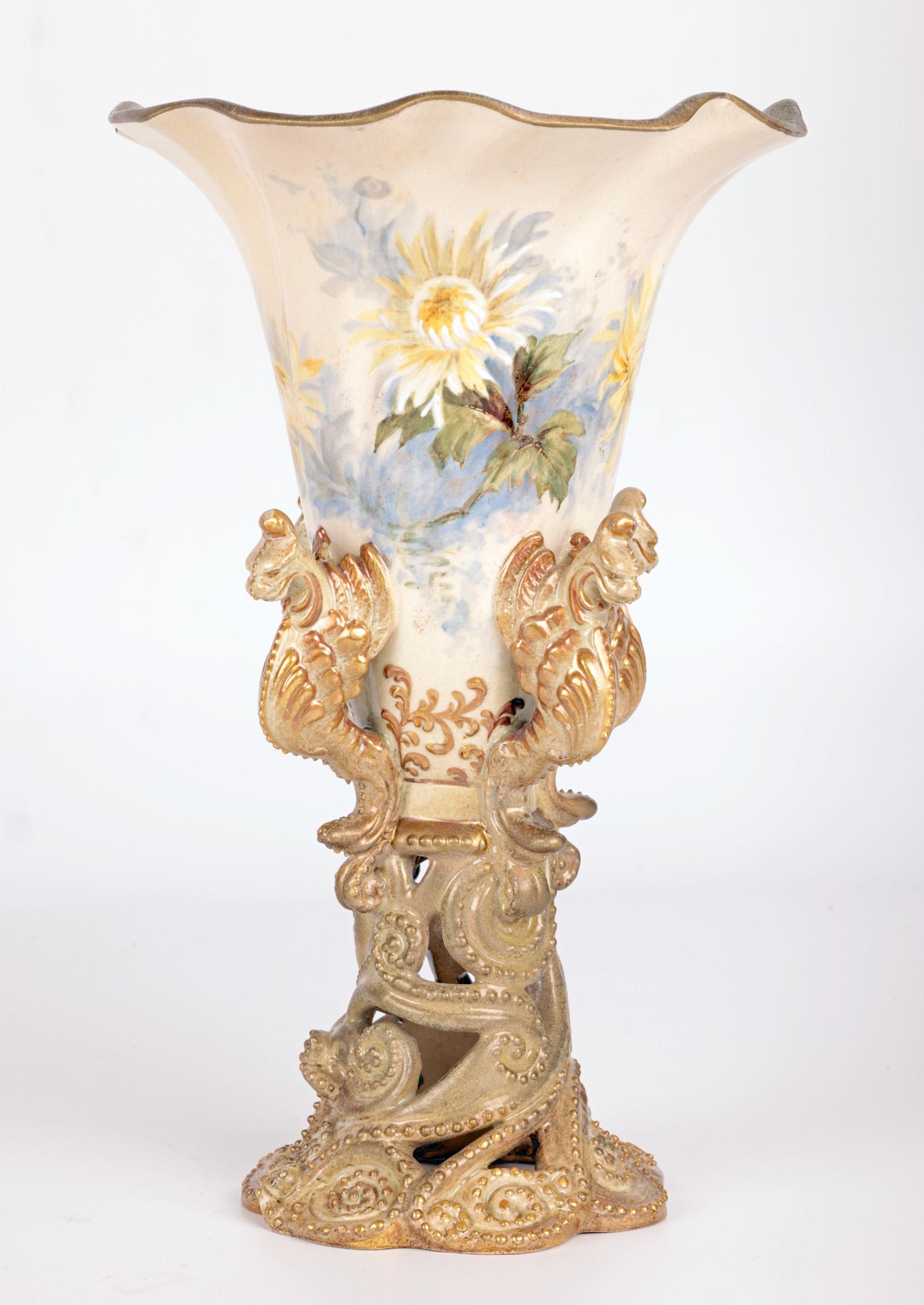 Peint à la main Vase trompette peint à la fleurs de Crown Doulton Lambeth avec griffons en vente