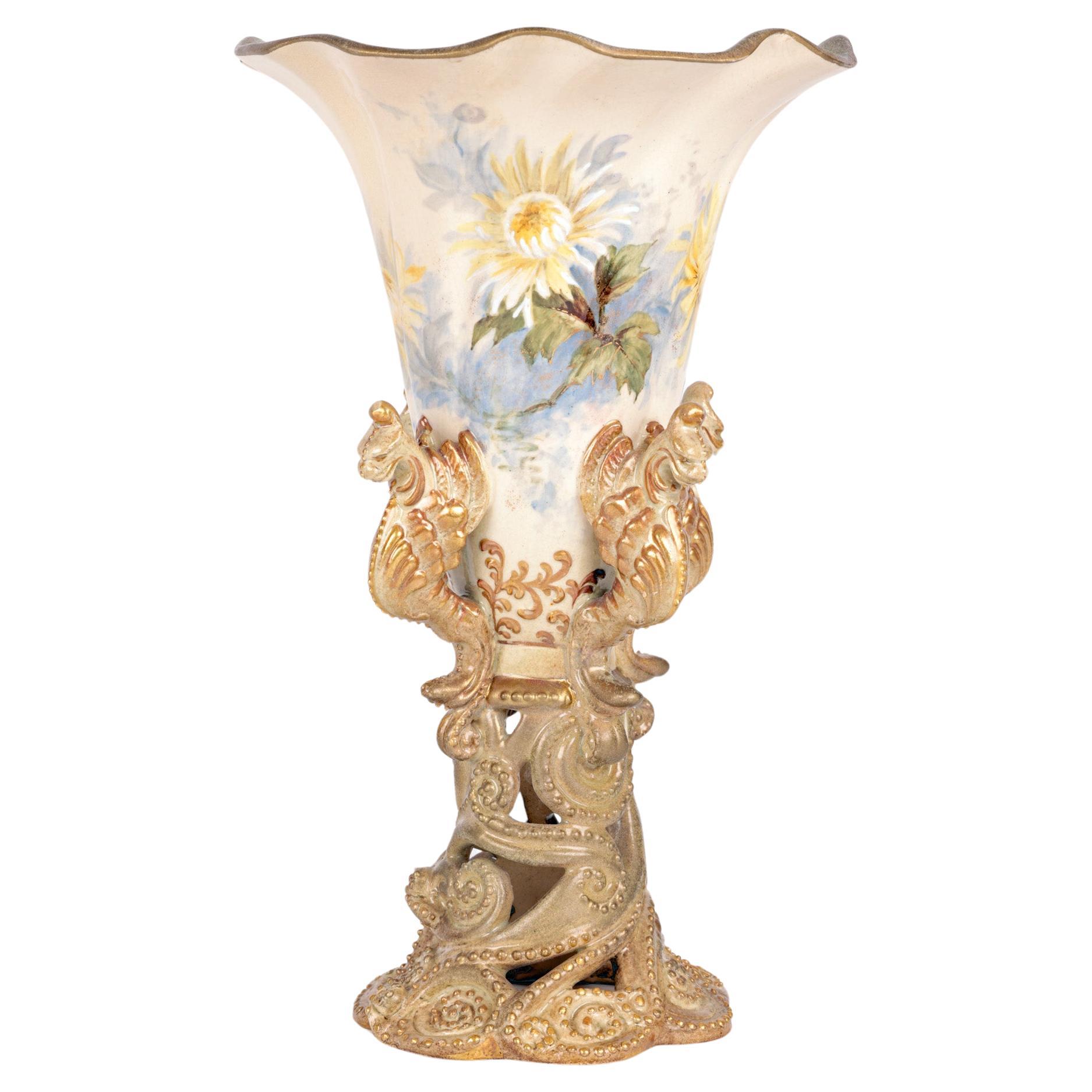 Vase trompette peint à la fleurs de Crown Doulton Lambeth avec griffons