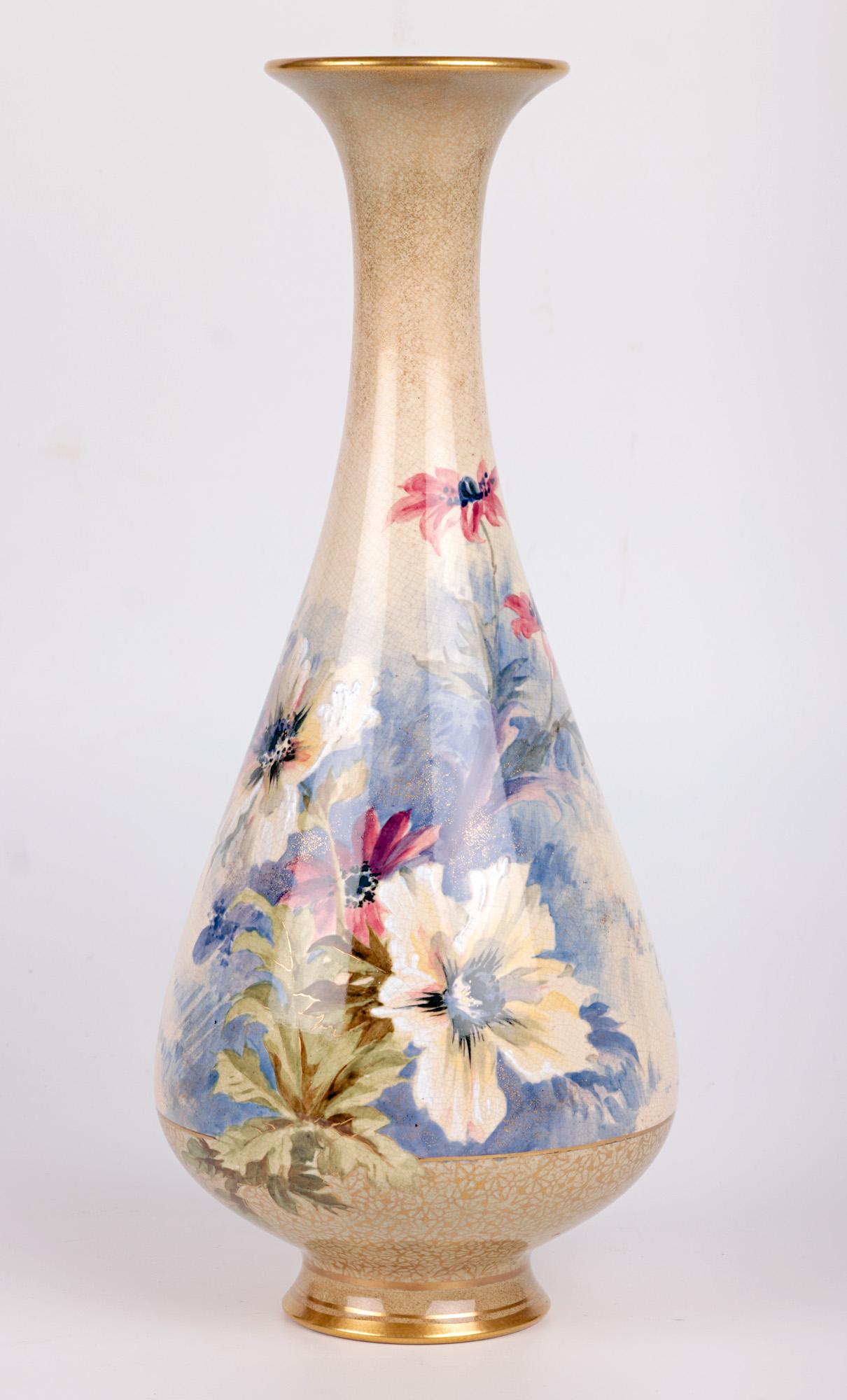 Anglais Paire impressionnante de vases peints à la fleurs Crown Doulton Lambeth en vente