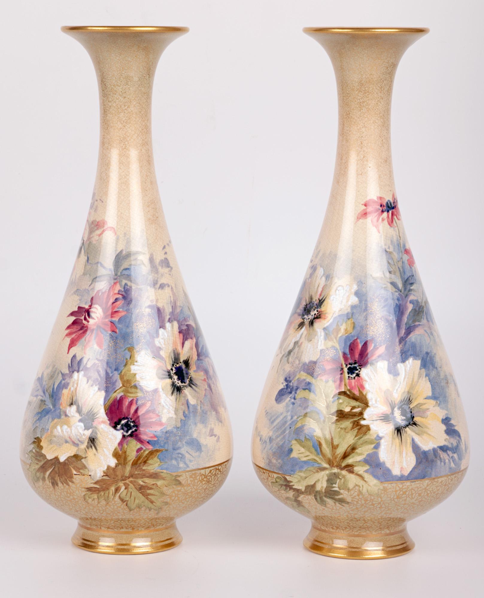 Doré Paire impressionnante de vases peints à la fleurs Crown Doulton Lambeth en vente