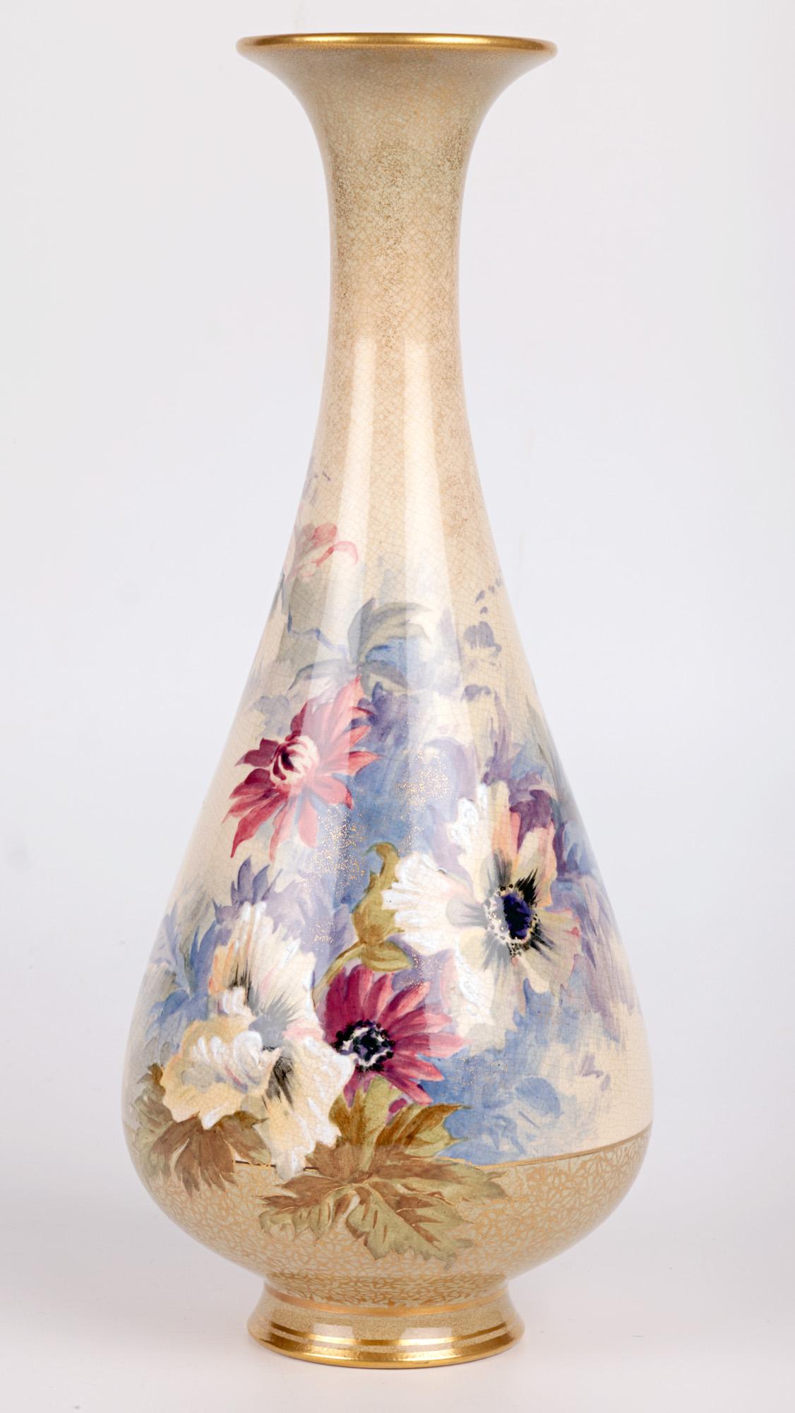 Crown Doulton Lambeth, Großes Paar beeindruckende, floral bemalte Kronenvasen mit Blumenmuster (Spätes 19. Jahrhundert) im Angebot