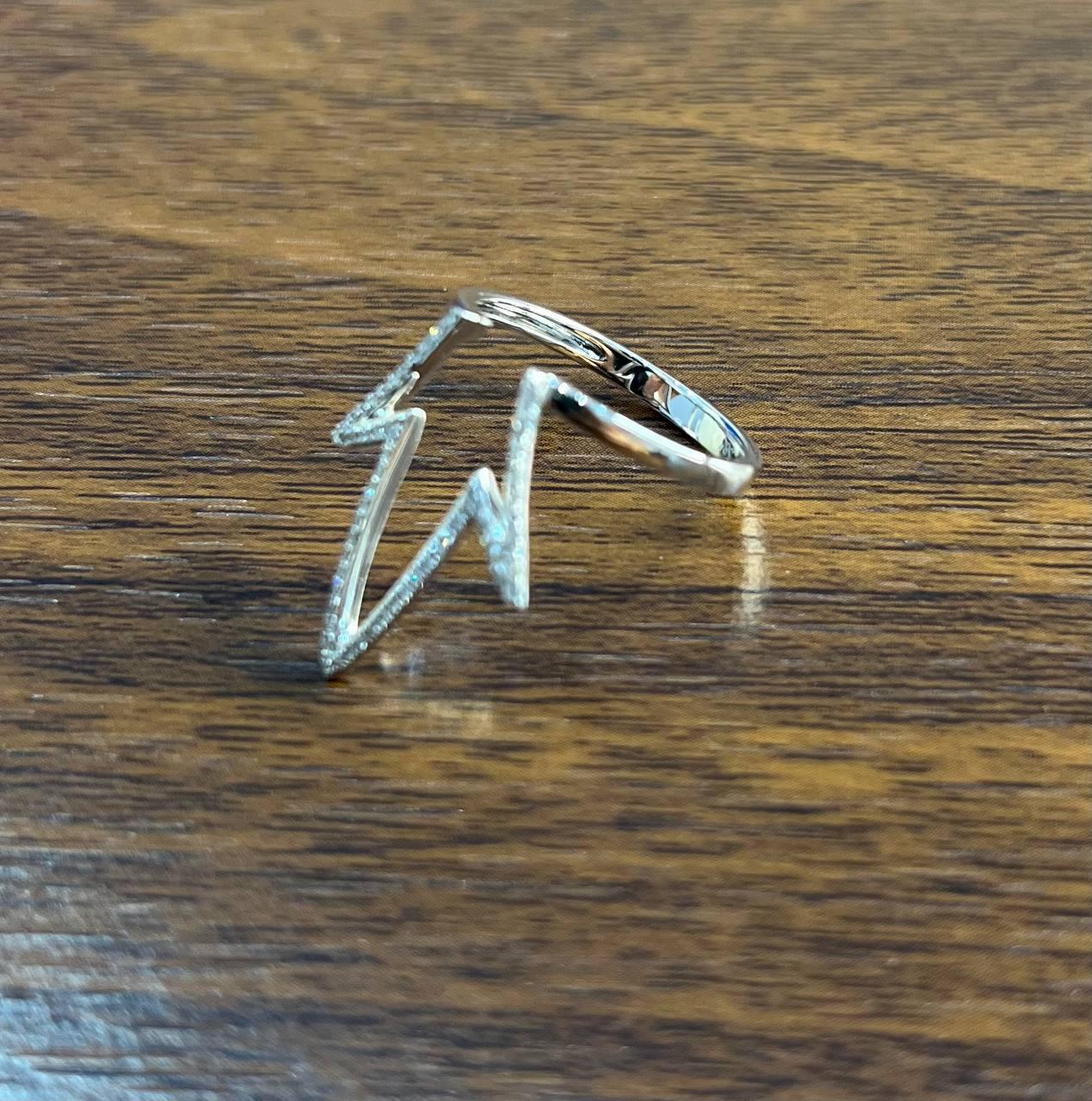 Crown Geometric Minimalist Brilliant Cut White Diamond 14 Karat White Gold Ring Corte brillante en venta