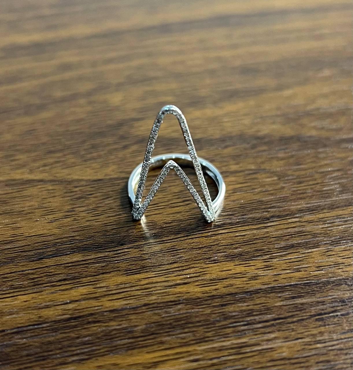 Distintivo e moderno. Realizzato con precisione ed eleganza. Adornato con diamanti scintillanti. Oro bianco 14K. Diamanti bianchi di qualità 0,20 CTW G/VS.