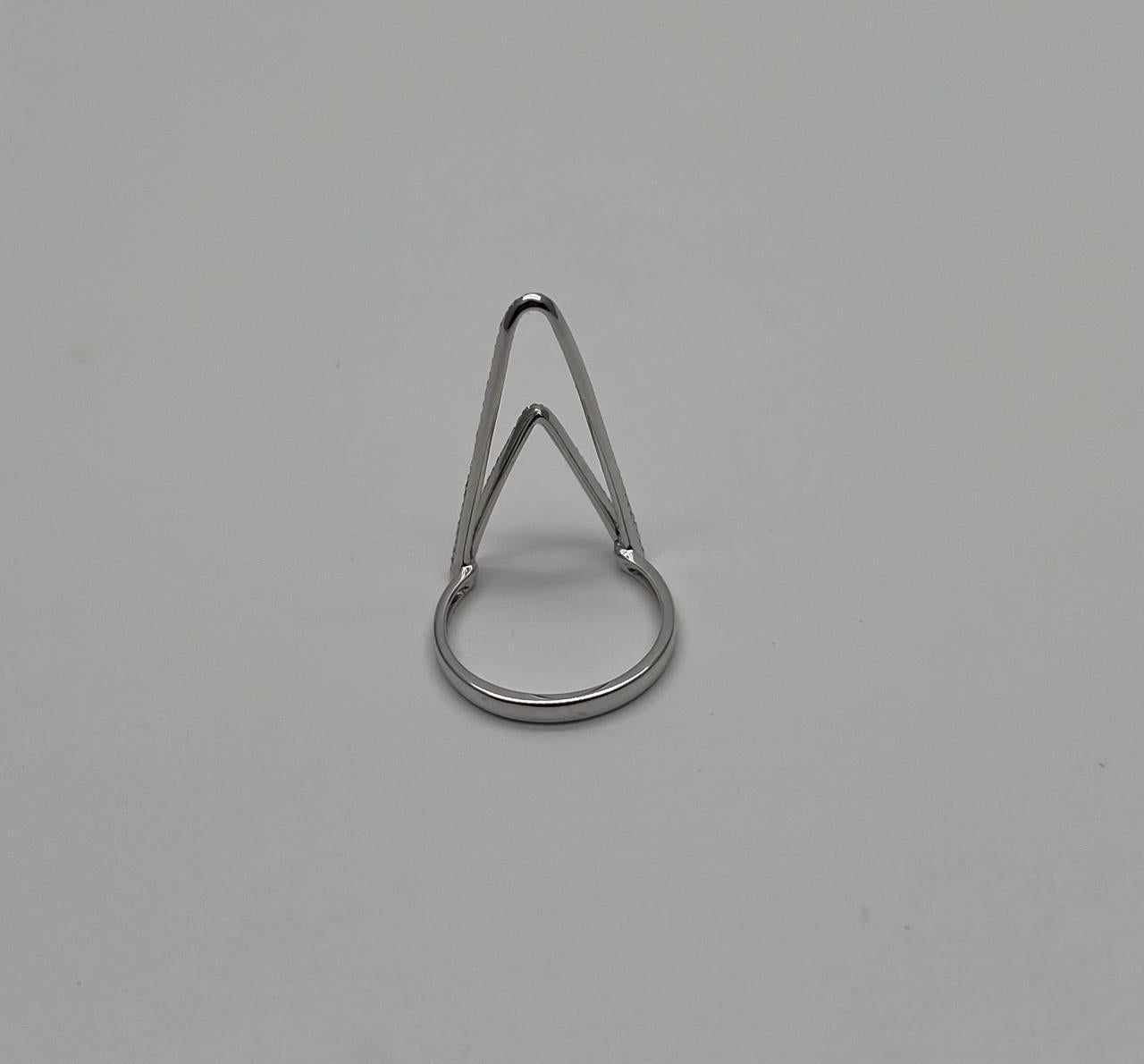 Anello Crown Geometric Triangle Brilliante Cut White Diamond in oro bianco 14 carati In condizioni Nuovo in vendita a Oakton, VA