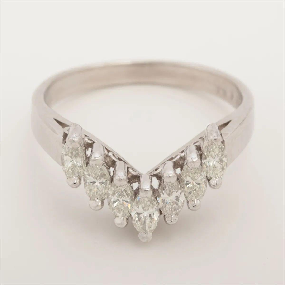 L'anello Crown Marquise Diamond in platino presenta un'abbagliante disposizione di sette diamanti taglio marquise incastonati in una graziosa silhouette a forma di corona. Ogni diamante è posizionato meticolosamente per creare una radiosa forma a