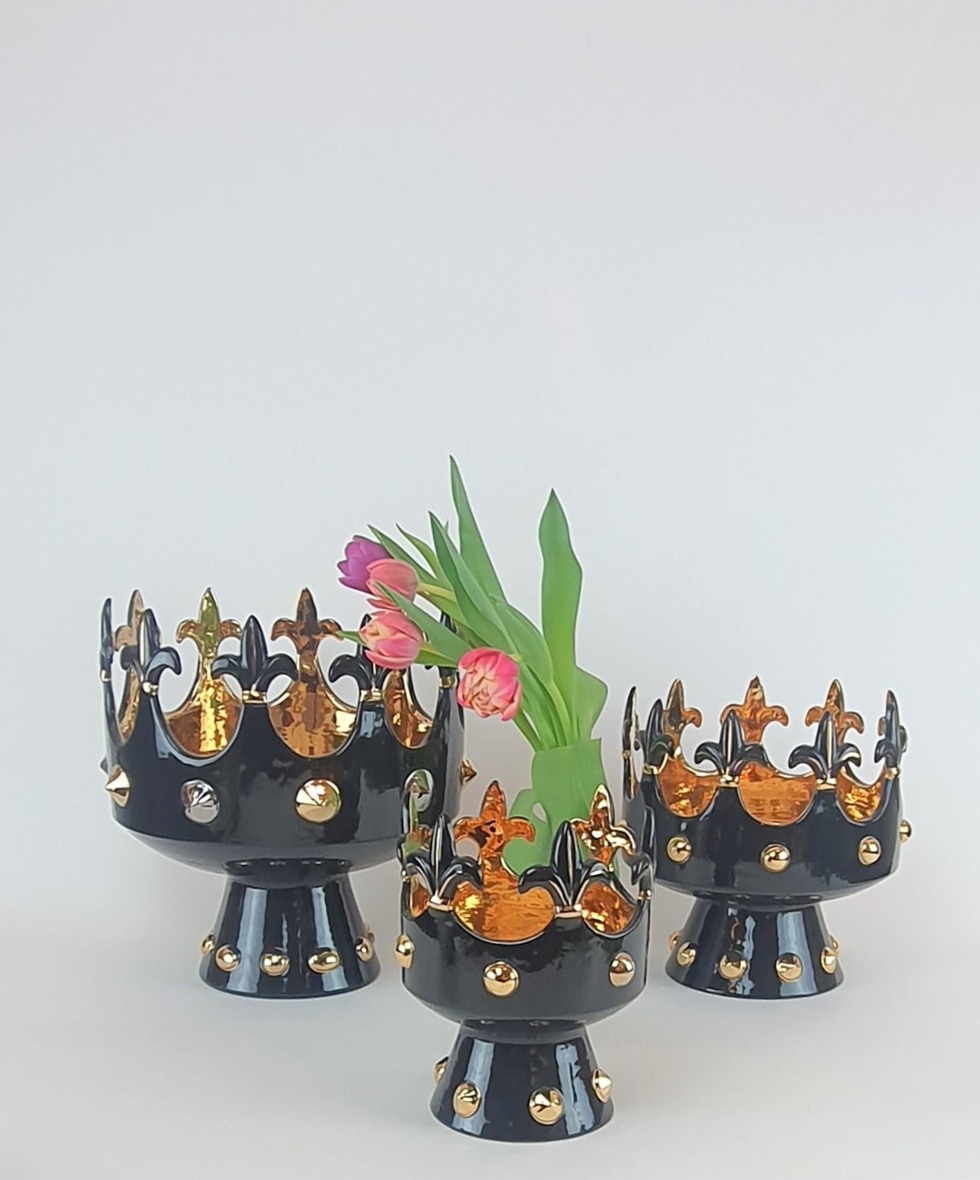 CARLA CORONA elegant cup or centerpiece in ceramic, forged on the lathe and hand painted. The inside of the crown is entirely painted in pure gold, while the outside is presented in a bold and gritty black colour. The crown is modeled in the upper
