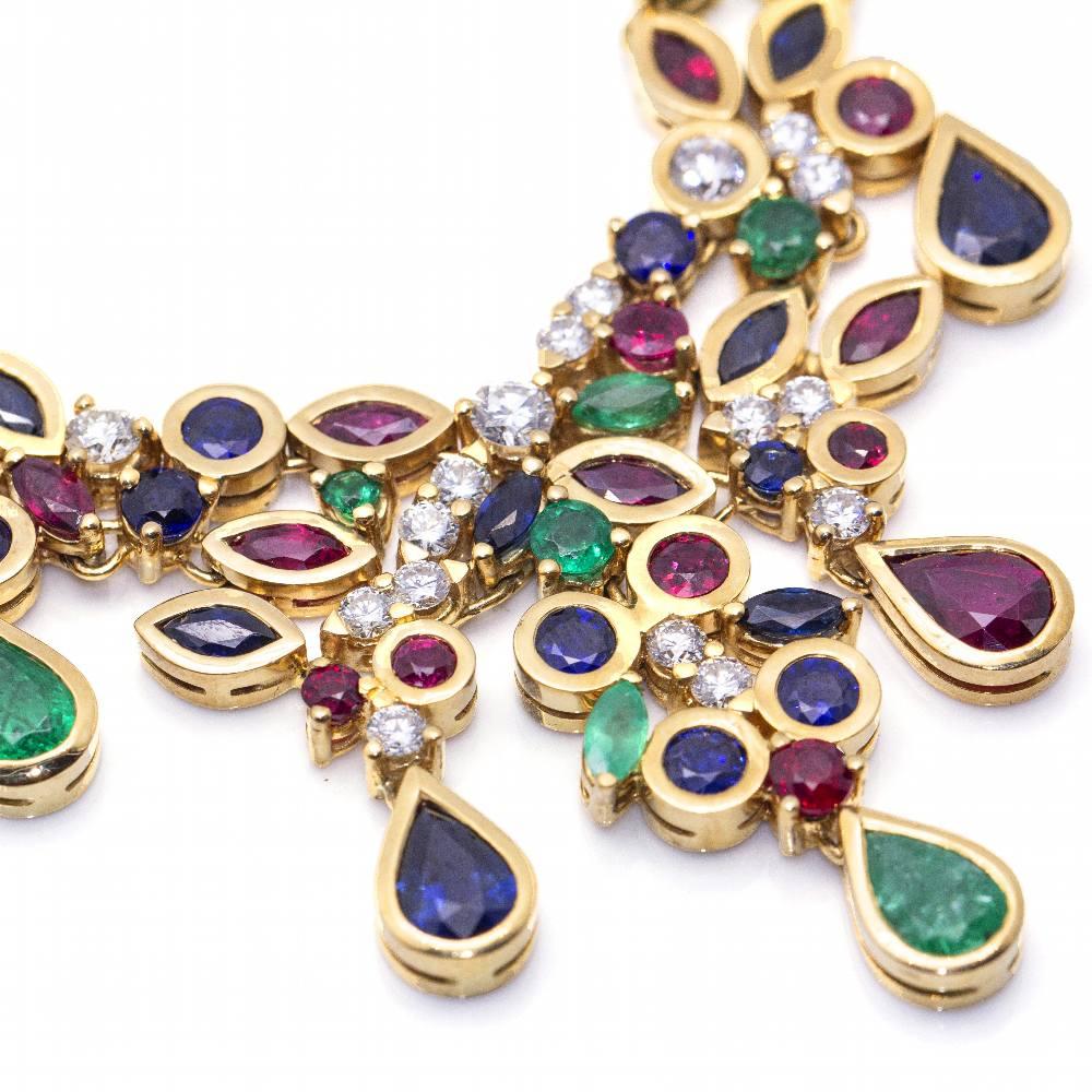 Collana in oro giallo 20ct e pietre preziose 20ct per donna  40x diamanti taglio Brilliante con peso totale di 3,50ct in qualità G/Vs  18x smeraldi con peso totale di 3,98cts  20x Rubini con peso totale di 5,51cts  23x Zaffiri con peso totale di