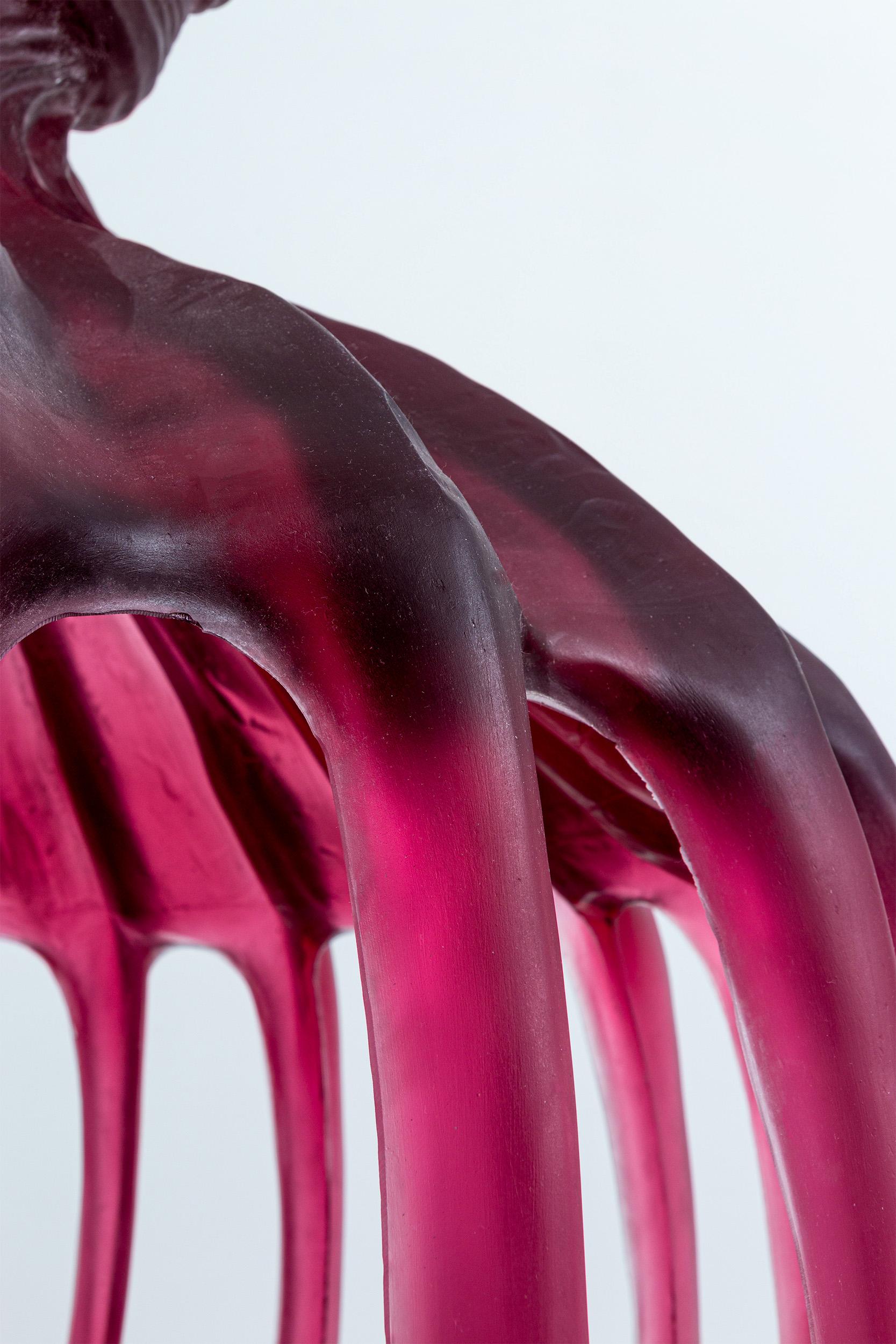 Krone der Schöpfung große zeitgenössische Skulptur Magenta gegossenes Harz von Karen Atta (Moderne) im Angebot