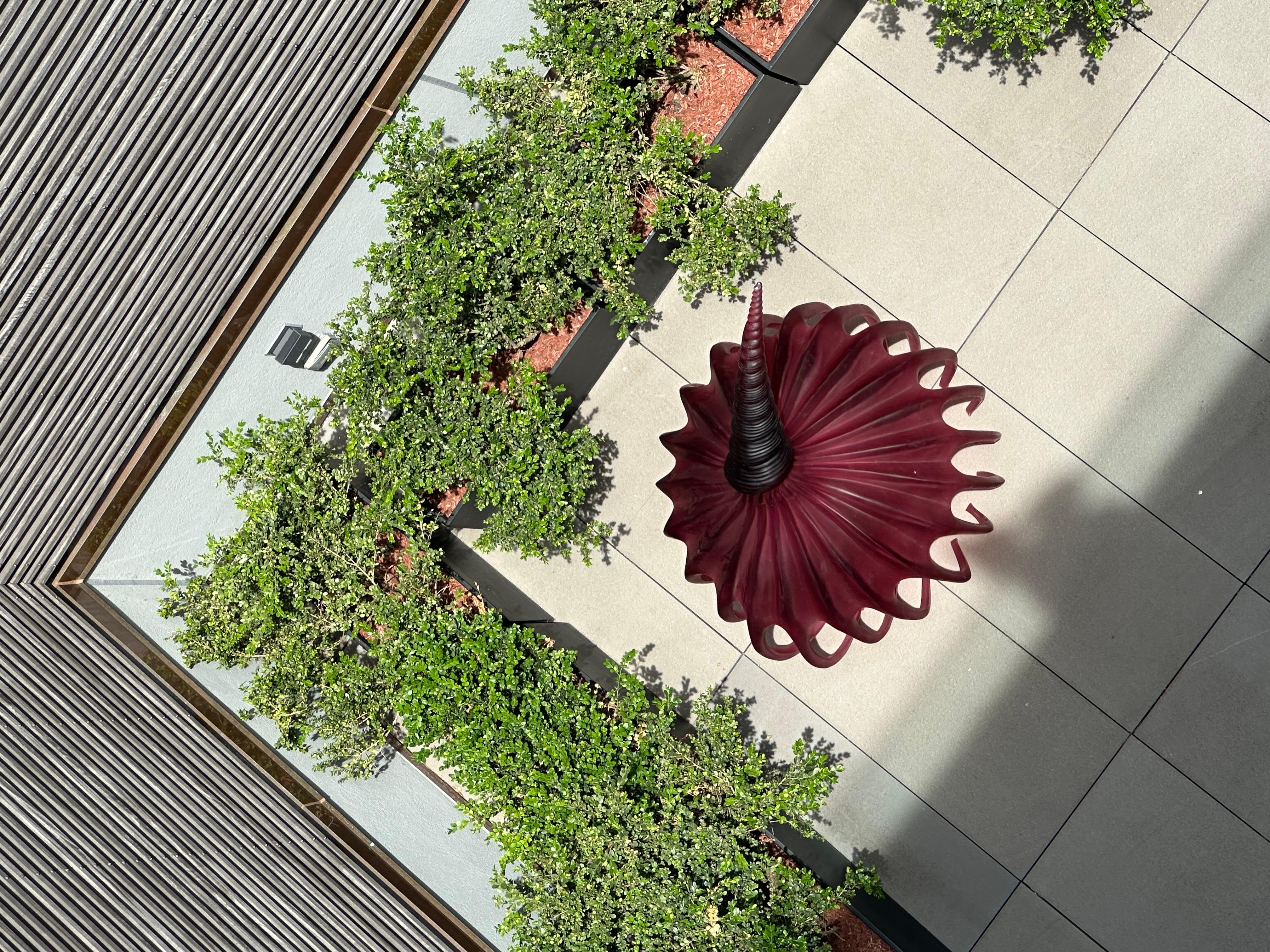 Krone der Schöpfung große zeitgenössische Skulptur Magenta gegossenes Harz von Karen Atta im Zustand „Neu“ im Angebot in New York, NY