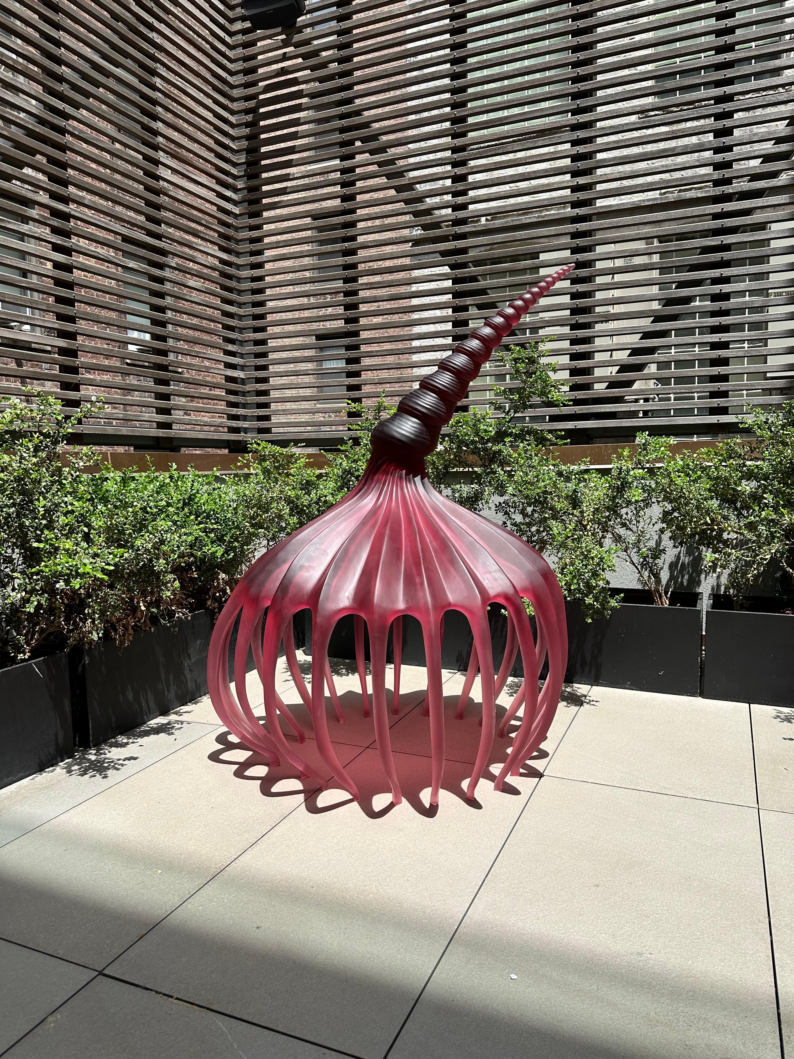 Krone der Schöpfung große zeitgenössische Skulptur Magenta gegossenes Harz von Karen Atta (21. Jahrhundert und zeitgenössisch) im Angebot