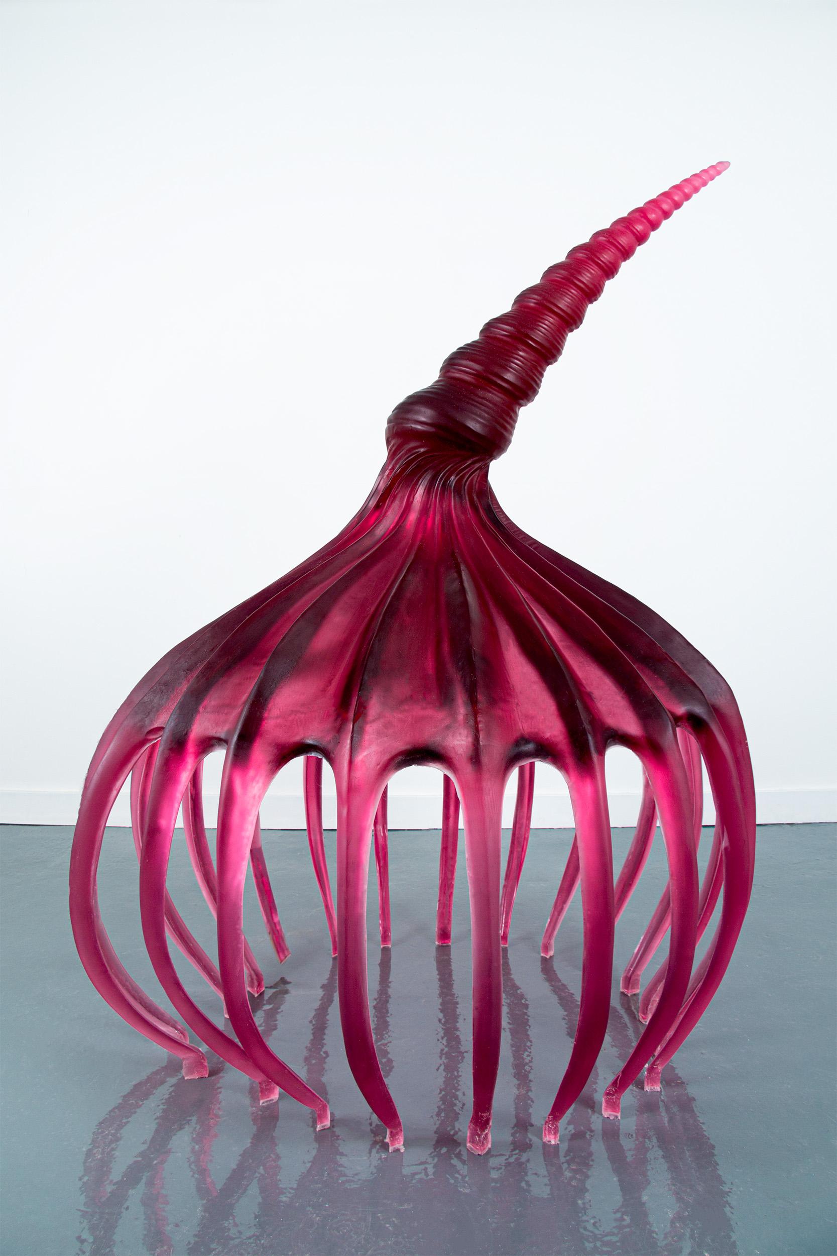 Krone der Schöpfung große zeitgenössische Skulptur Magenta gegossenes Harz von Karen Atta im Angebot 1